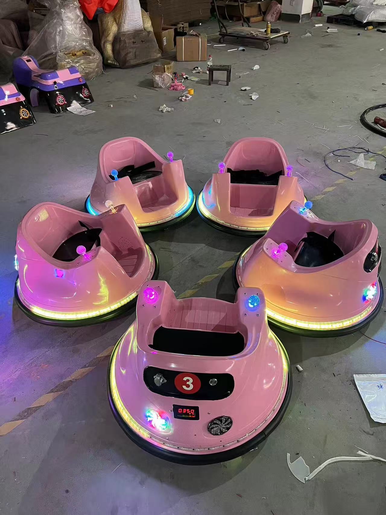 广场吐泡泡的碰碰车