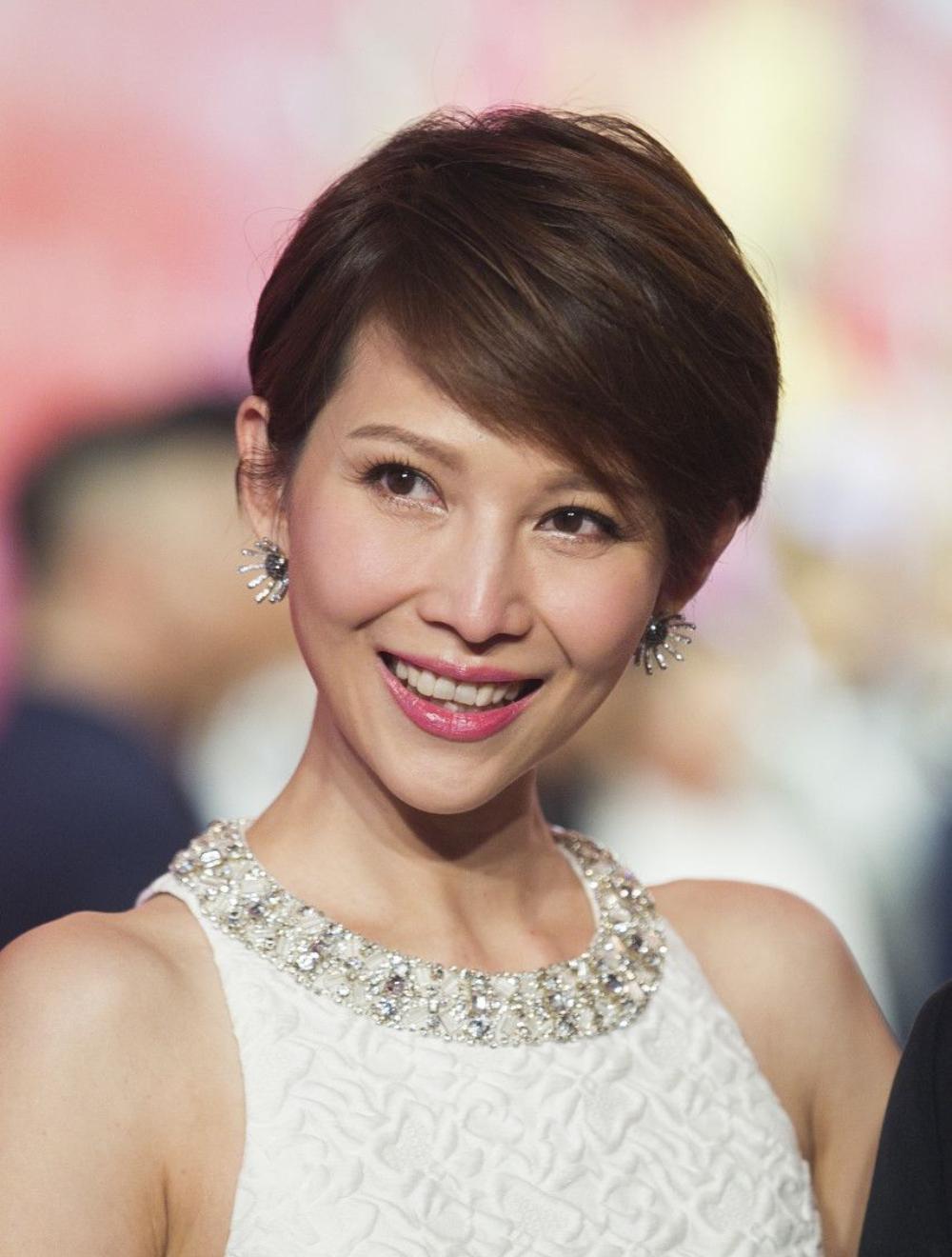 "蔡少芬笑了笑自信地说:"80平,在香港,可是一座超过600平方英尺的豪宅