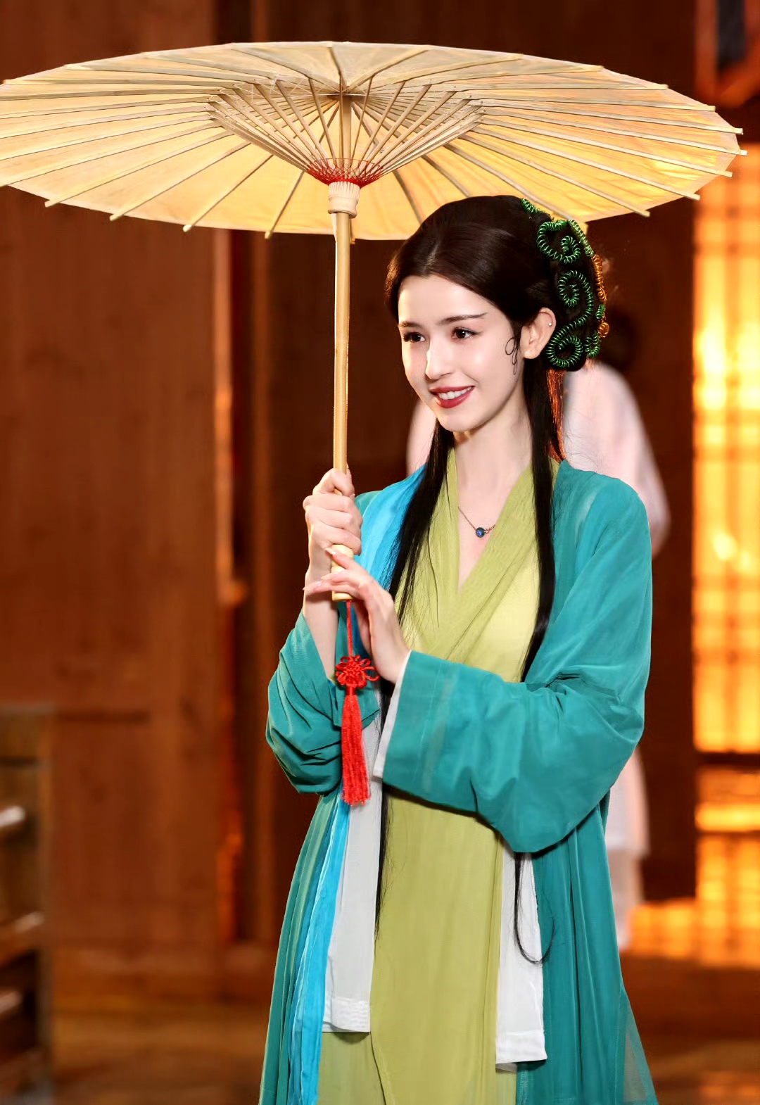 哈妮克孜,青绿色系汉服,渐变长衫飘逸灵动,内搭浅绿交领衣,简约又显