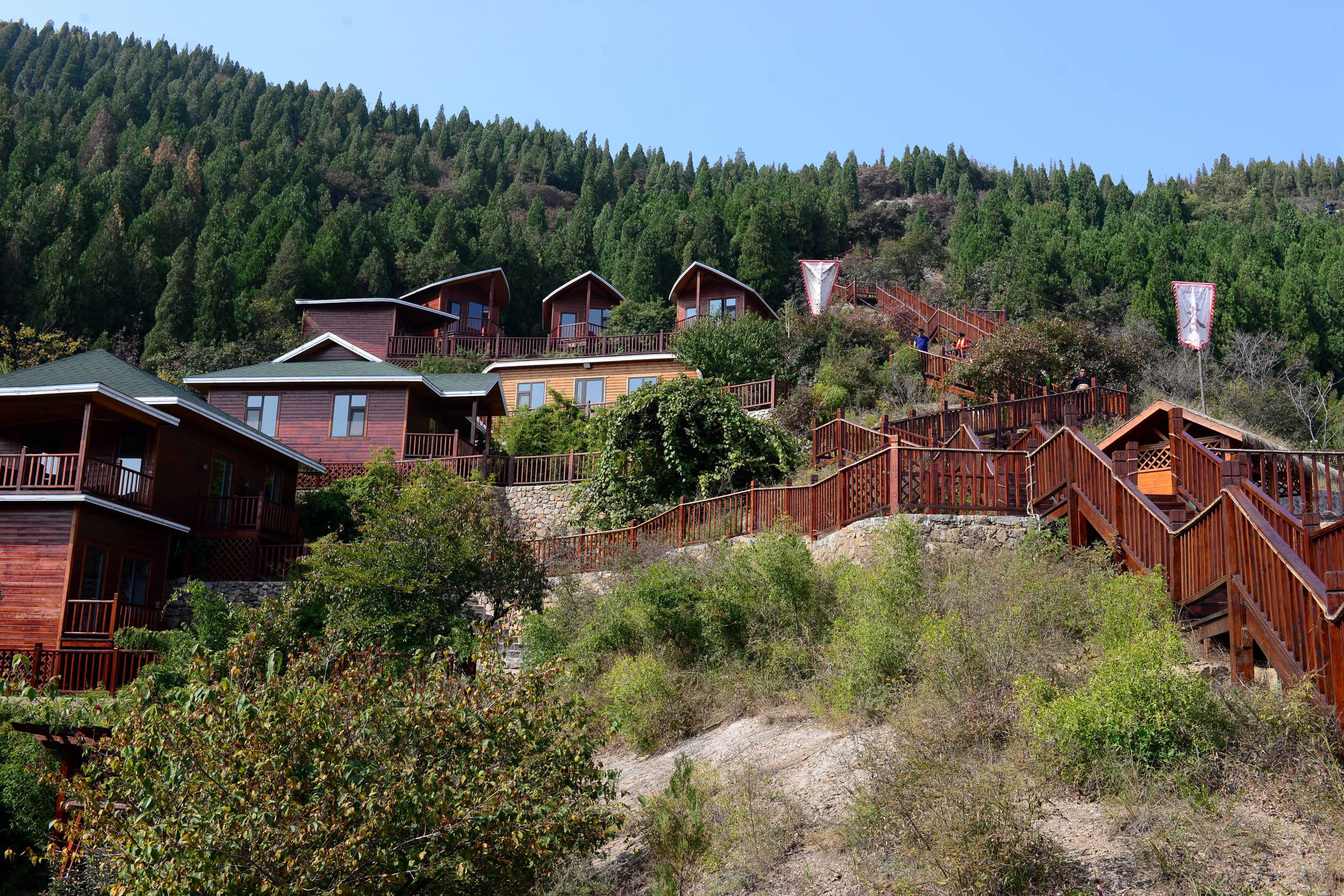 博山城西有一个九龙峪景区,峪中开发了很多灰色的别