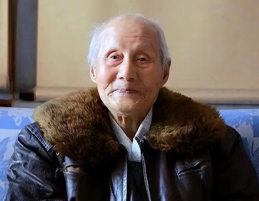 倒茶老农竟是打下7架敌机的空战传奇 县领导下乡视察,让老农王延周