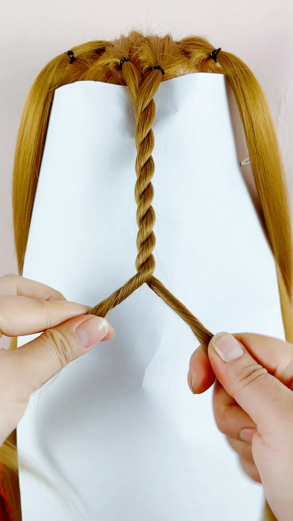 两股麻花辫的正确扎法