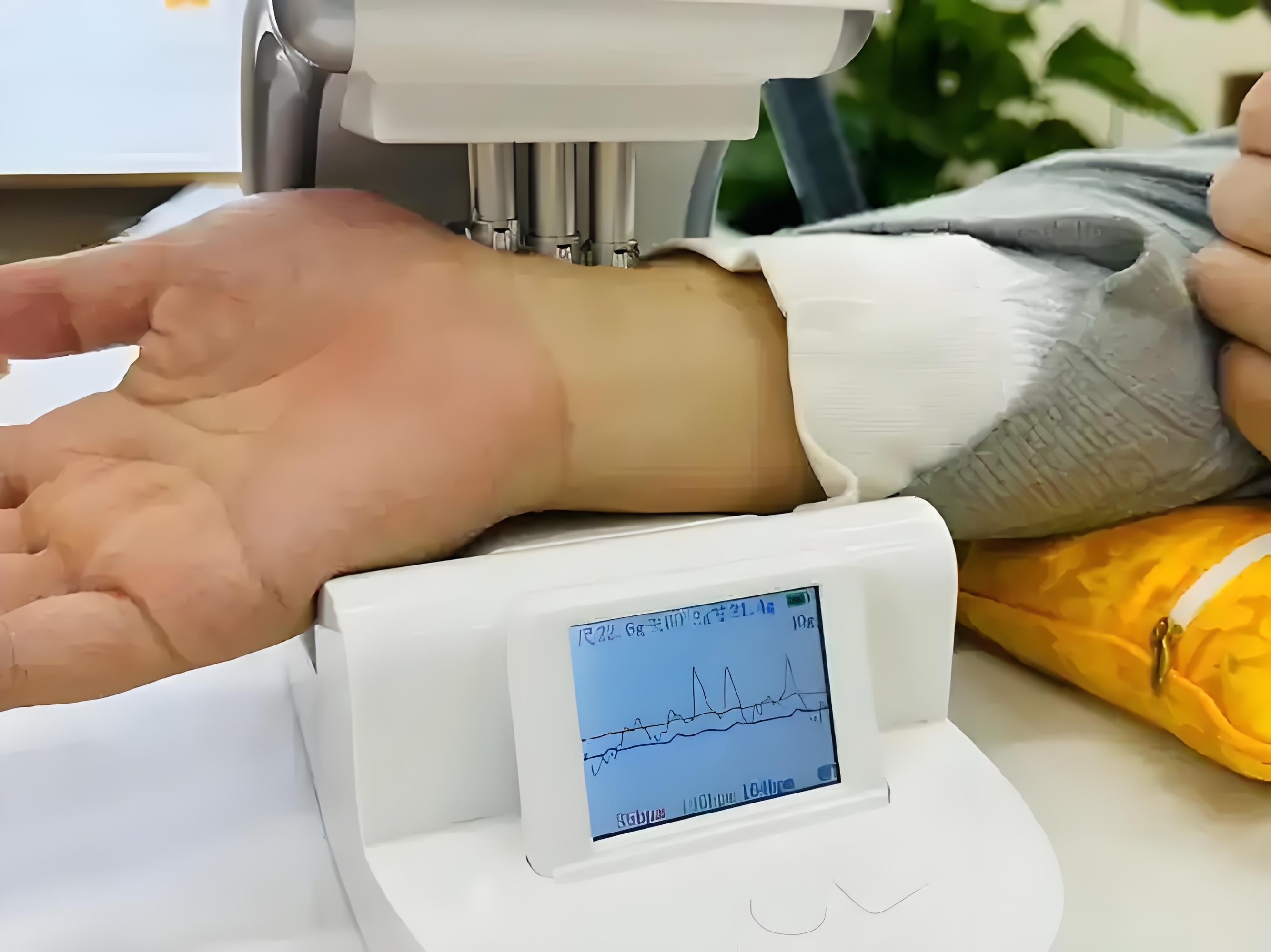 "老中医沉默片刻,指了指诊室角落的智能脉象仪:"它上个月测出我肝郁