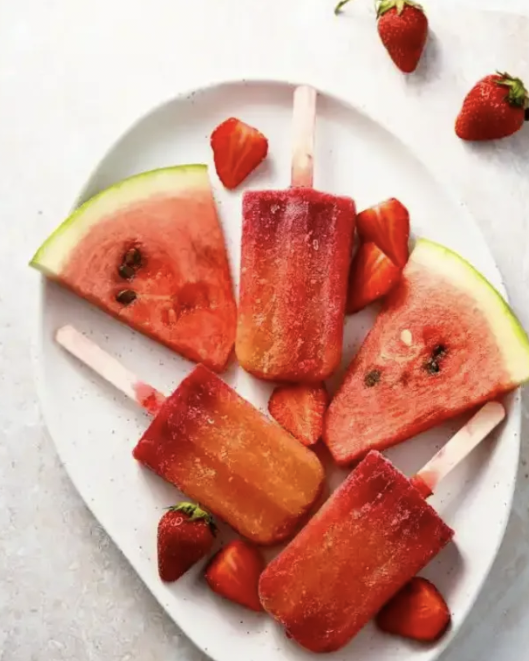 原来她去接孩子的时候,婆婆在给孩子吃冰棍,两个孩子都没穿衣服在