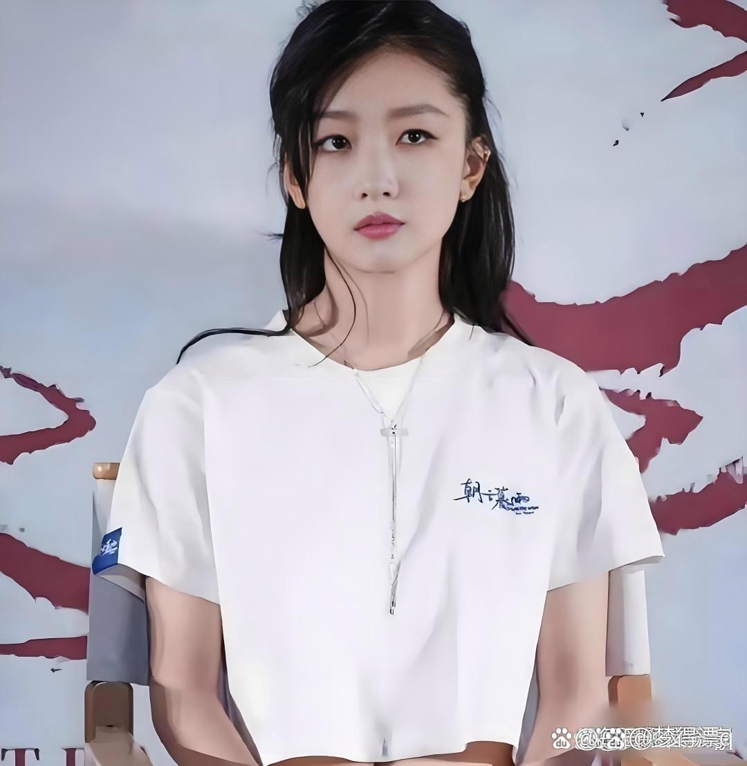 之前她那小圆脸,单眼皮,在娱乐圈里辨识度拉满,可近期现身,面部轮廓