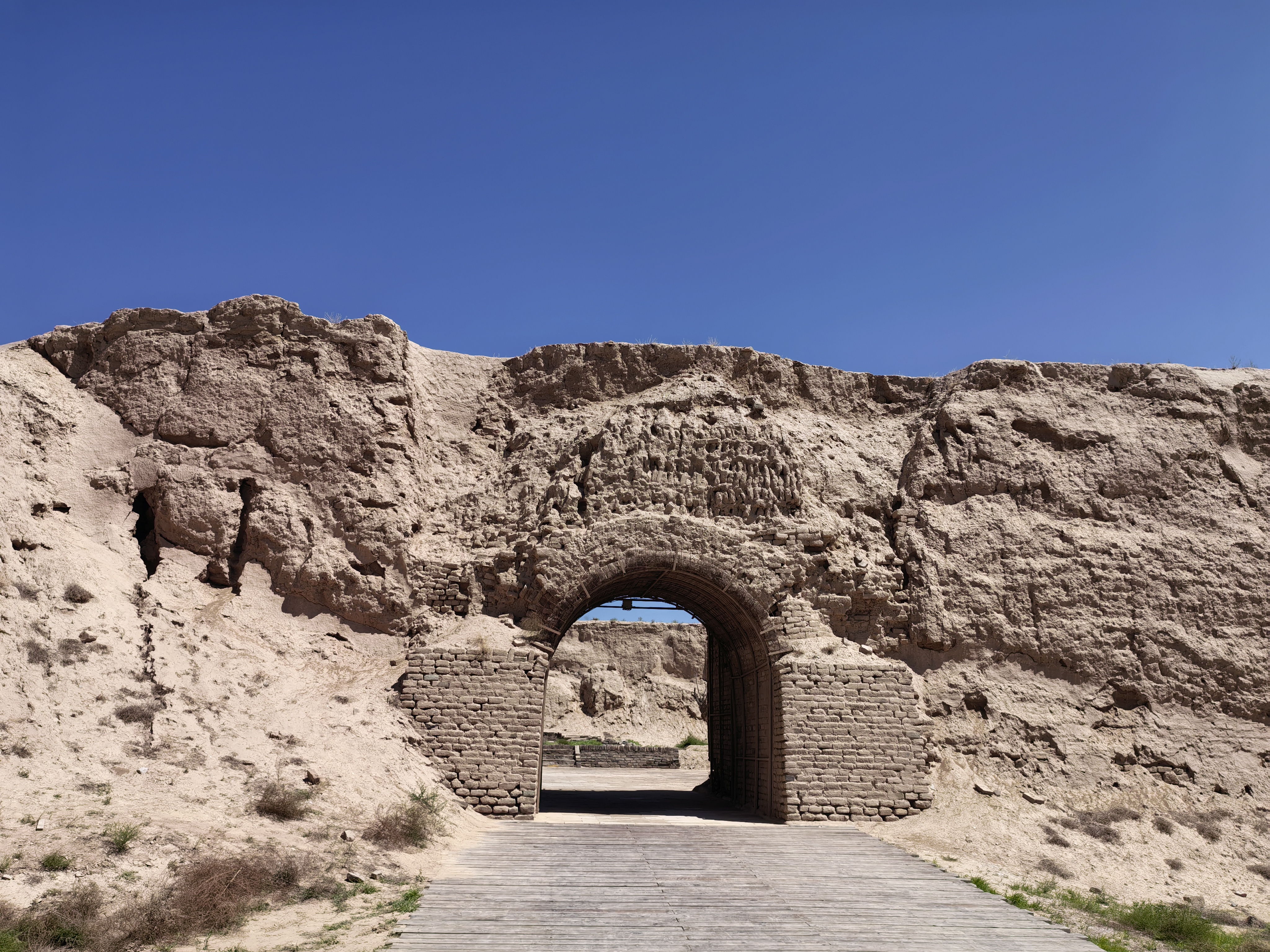 千城万象# 西部地区一个最为壮观的特色应该就是土墙,有的是古城墙