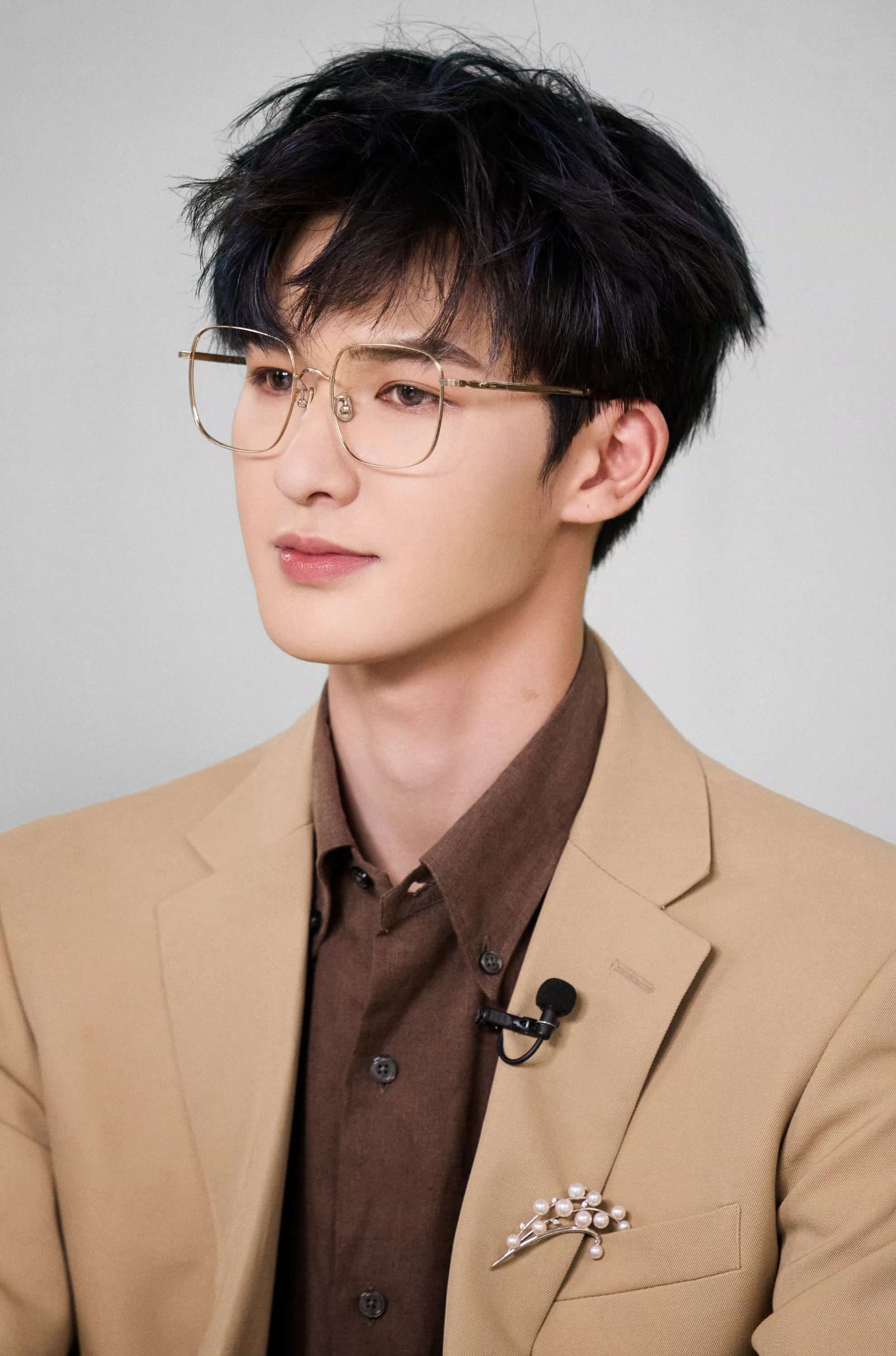 朱正廷直播透露,自己因为频繁戴隐形眼镜得了干眼症,一觉起来什么都看