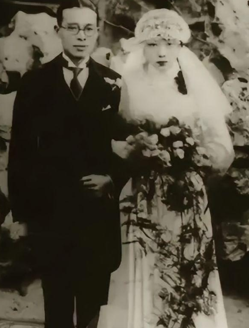 有一天,23岁的孔令侃和40岁的白兰花一番缠绵之后,白兰花突然坐在床边