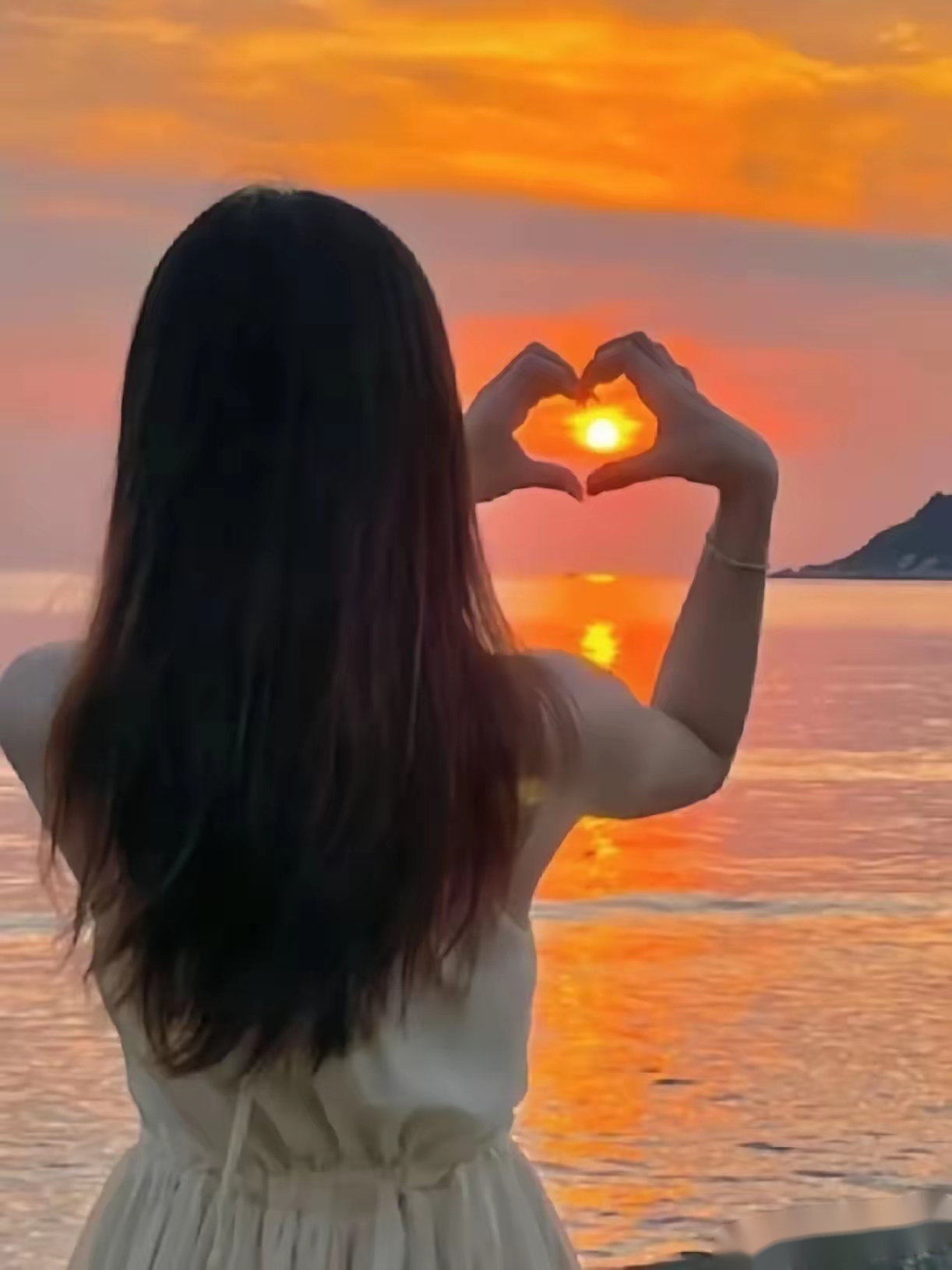 背影比心伸手给糖的图片真人手比爱心图片一个人朝阳一个男人降临于世