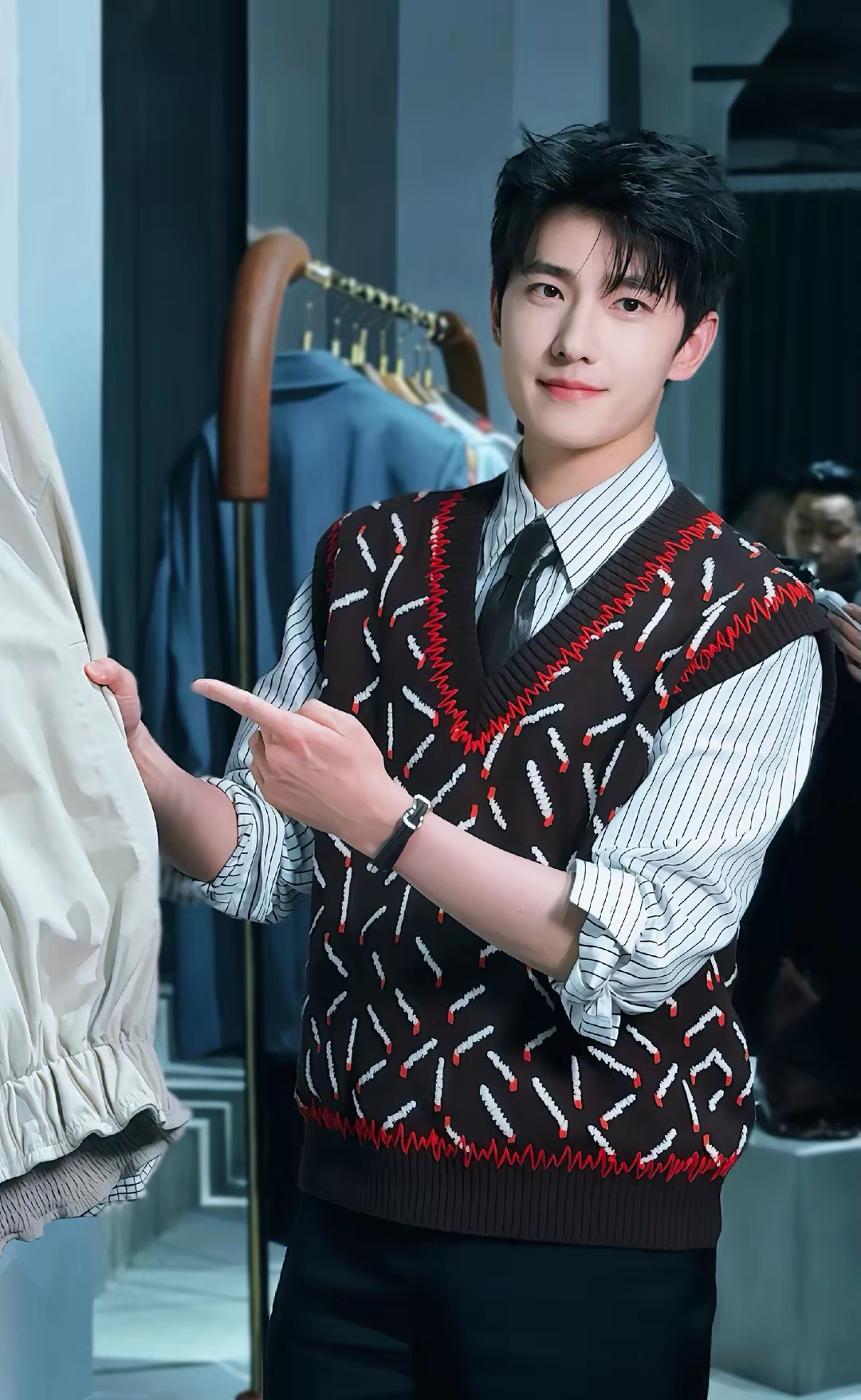 杨洋上海活动新图,说他18也有人信吧!