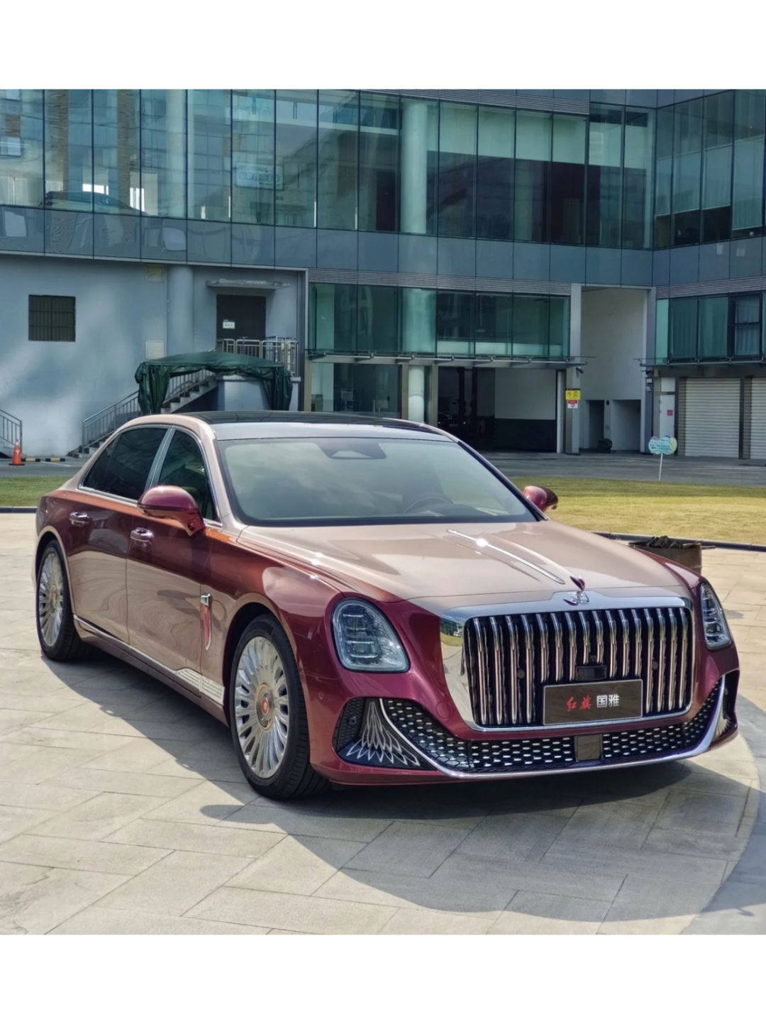 红旗国雅作为中国豪华轿车市场的标杆车型,其核心技术体系融合了传统