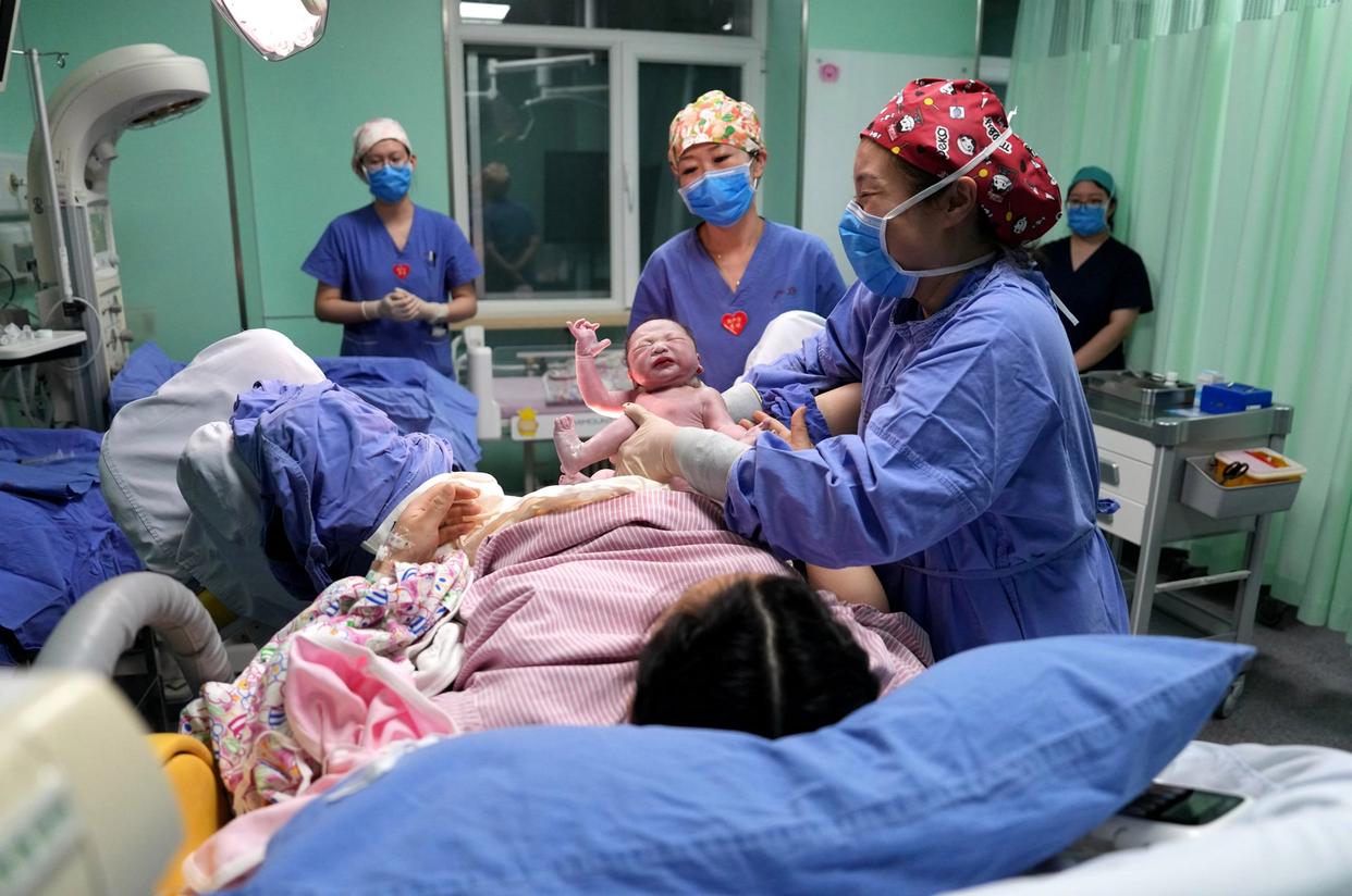 "产房外,宝宝爸听到生孩子生娃产房照片顺产住院分娩在产房刚出生婴儿