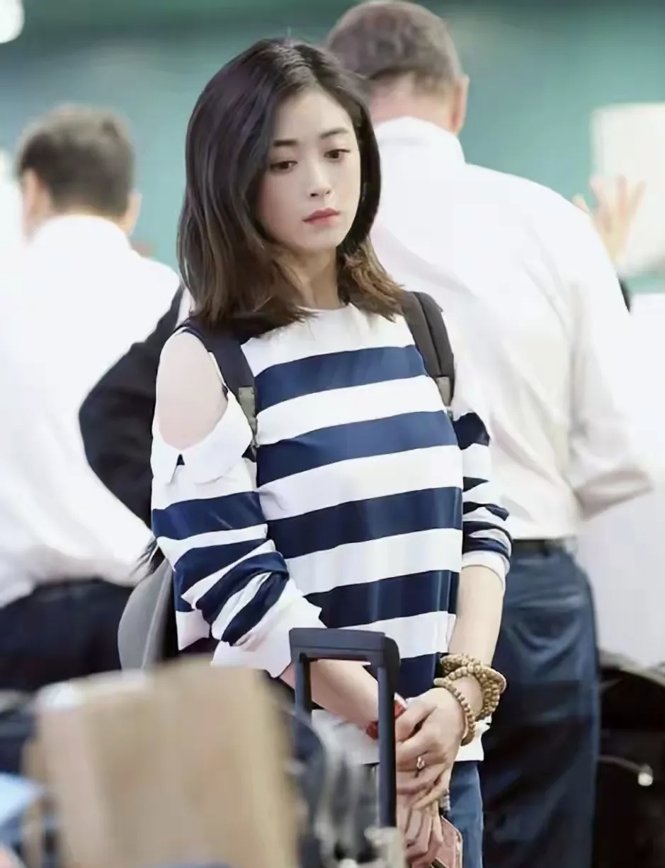 蒋欣瘦超多超美!最近街拍里,她穿条纹衫搭牛仔裙,40多岁看着像小姑娘