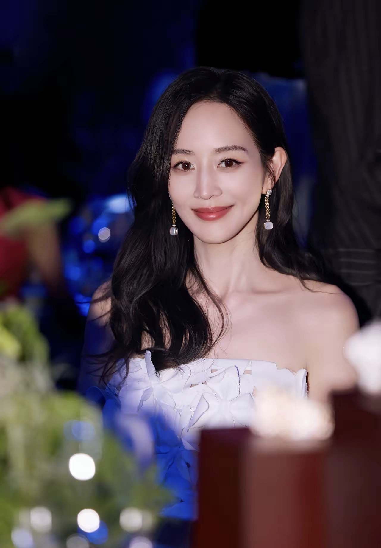 42岁张钧甯露背穿搭杀疯红毯