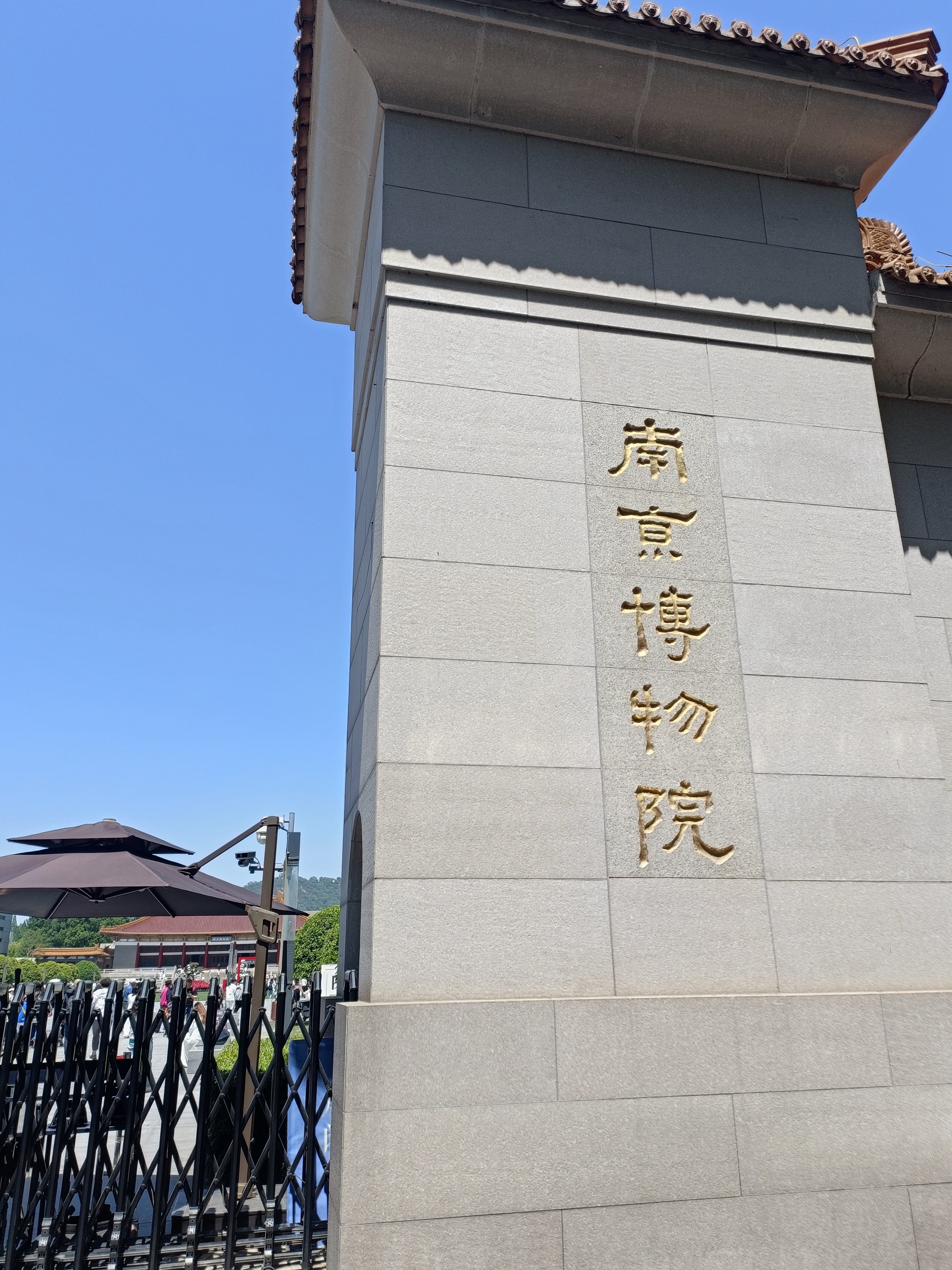 昨天从新街口坐2号线到苜蓿园下准备去明孝陵出了地铁口就有一群