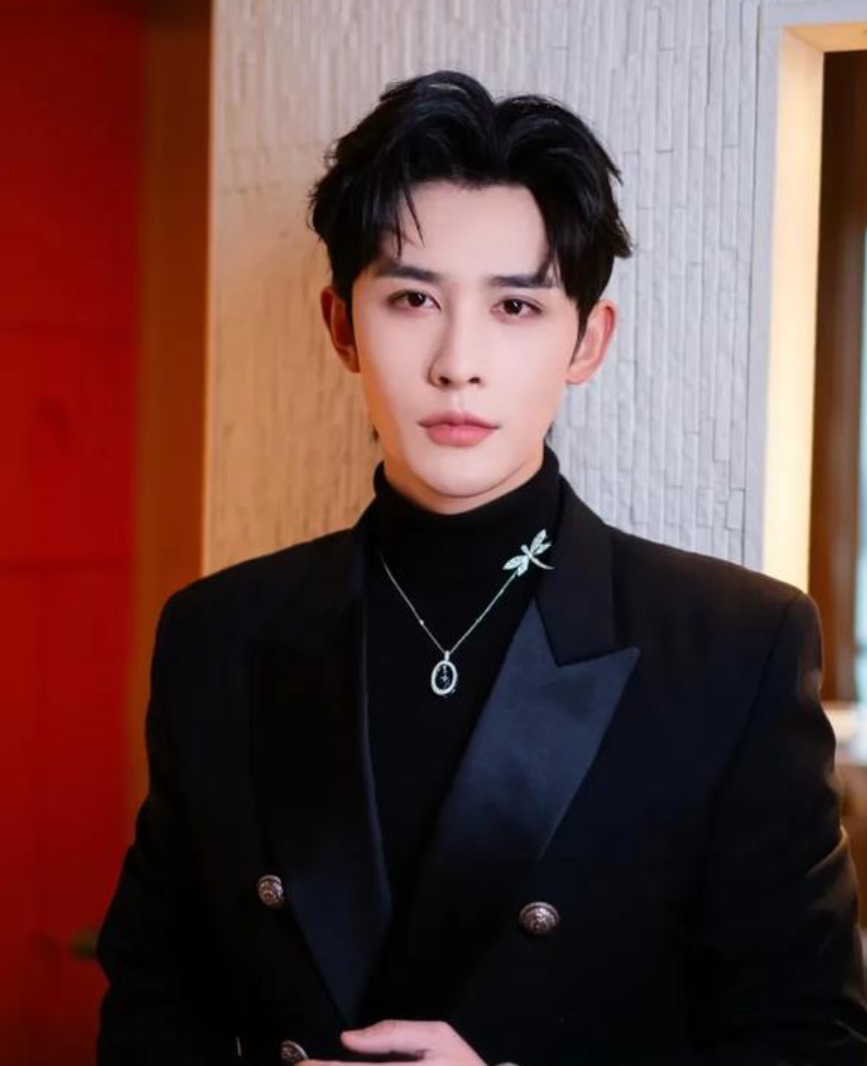 申浩男 申浩男是1996年10月29日出生于重庆市的中国内地男演员,毕业于