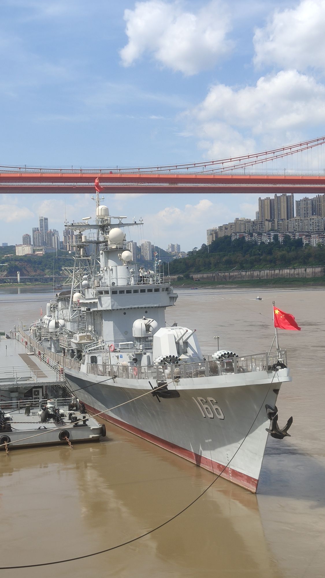 瞭望2025# 重庆建川博物馆,166退役导弹驱逐舰,停靠在重庆长江岸边