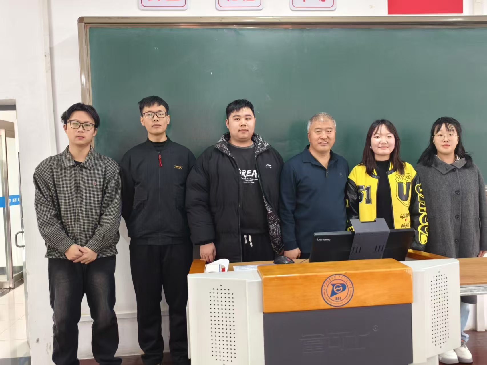 高中政治老师第一节课(高中政治老师第一节课怎么上)  第2张