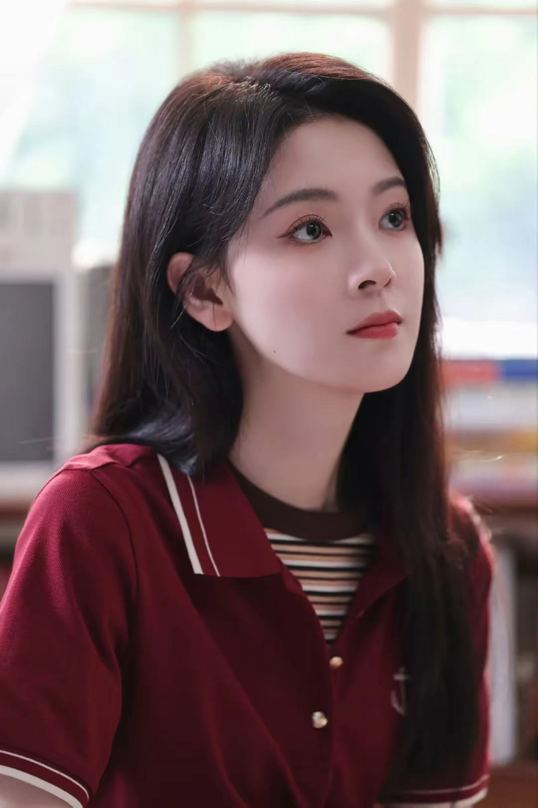 女星陈瑶这次的造型那叫一个靓丽迷人浑身洋溢着青春风采看着秀丽又