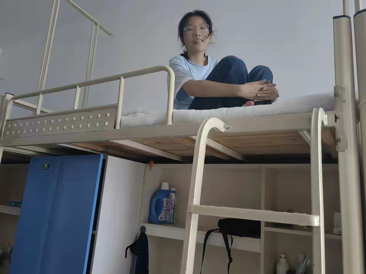 早上起床,发现女儿从凌晨2点给我发微信到4点,还是