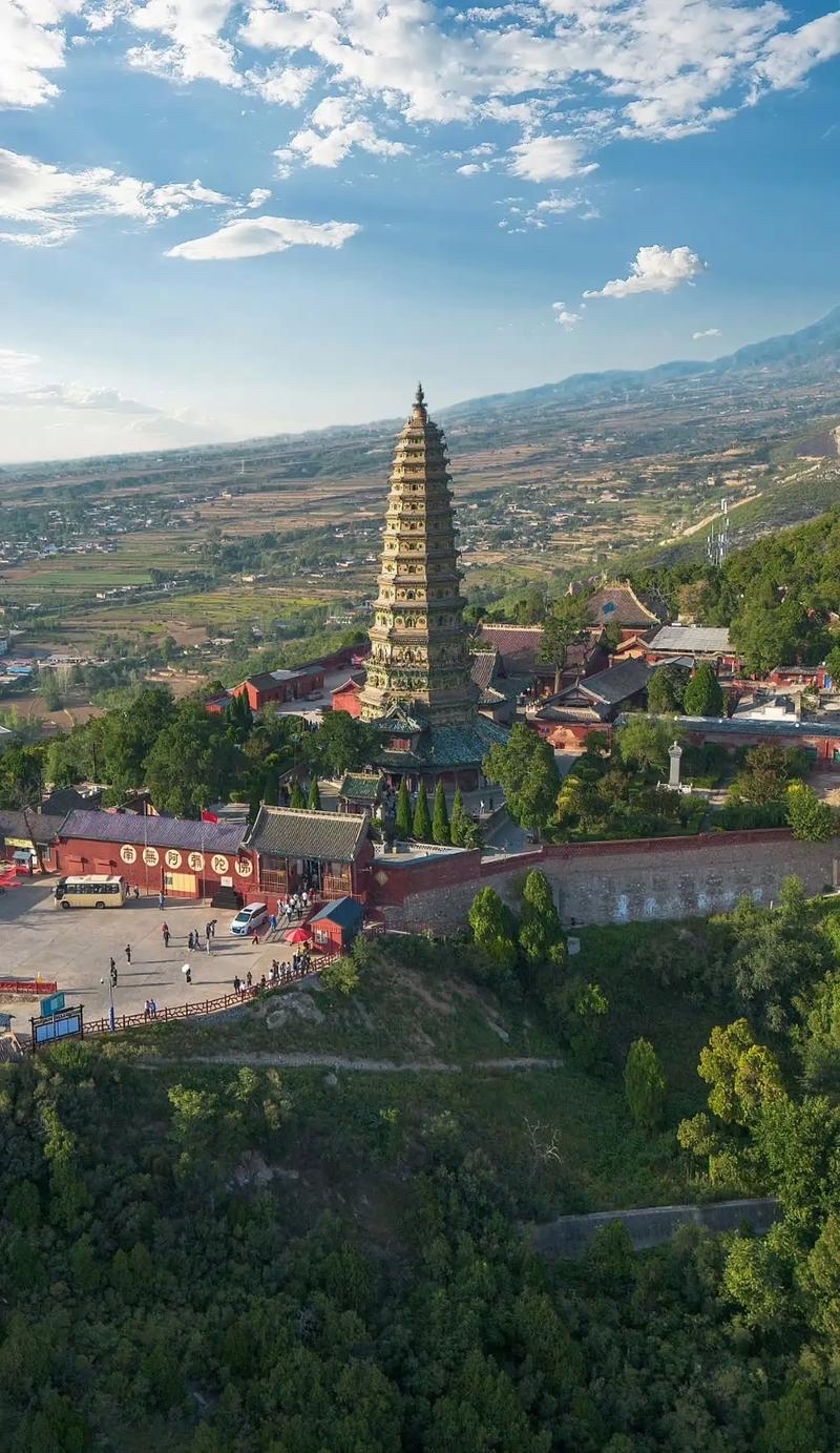 在山西临汾市洪洞县的广胜寺内,矗立着一座如梦幻般的飞虹塔,它是中国