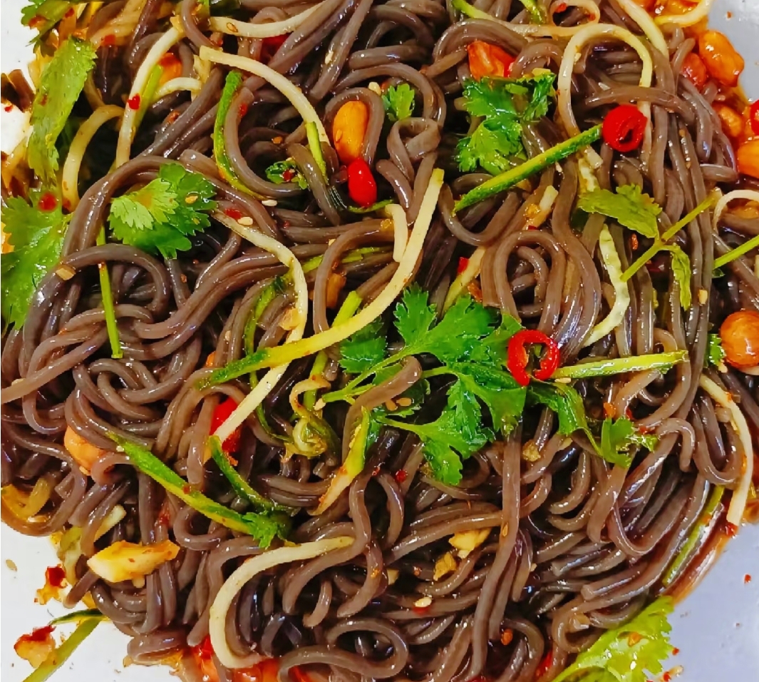 酸辣爽口的凉拌蕨根粉,味道一点不输大饭店哦!