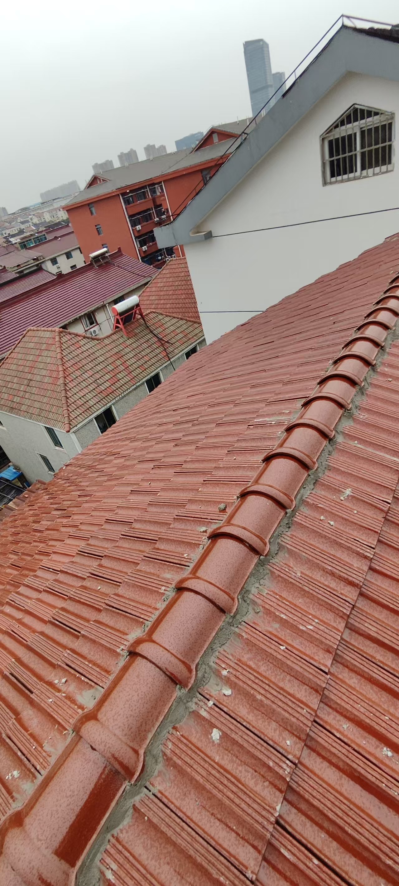 斜屋顶瓦片更换与防水维修全攻略 斜屋顶因为长时间的风吹雨打,瓦片很