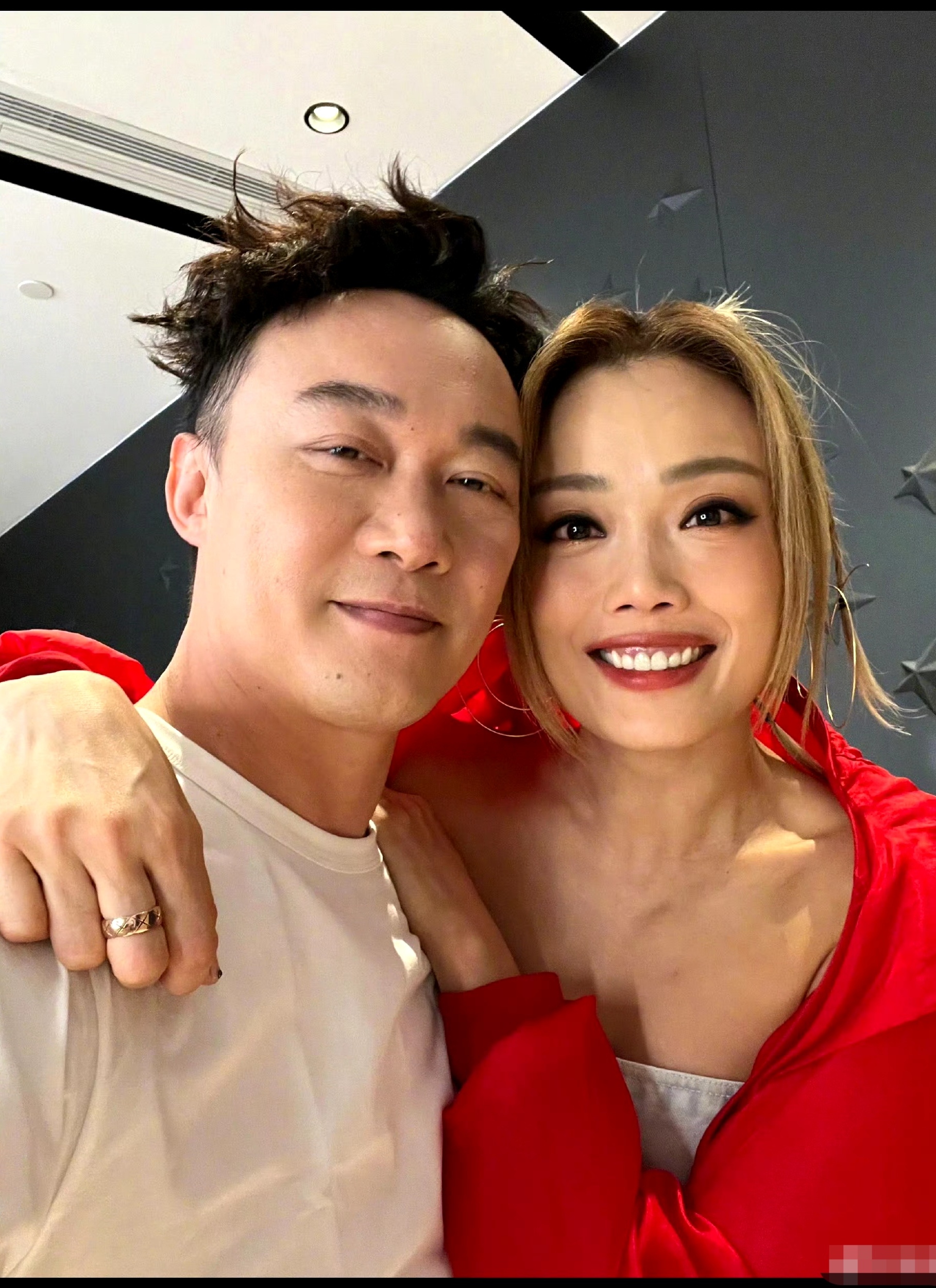 容祖儿在平台上晒照,又和老朋友聚在一起了,看看这开心,这友谊多少年