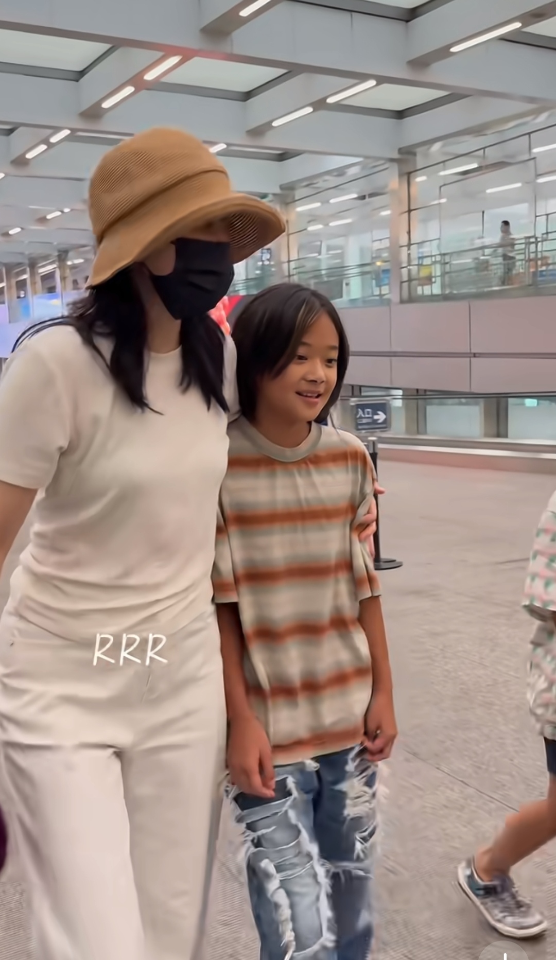 一直以为梅婷就一个姑娘了今天才知道还有一个儿子呢