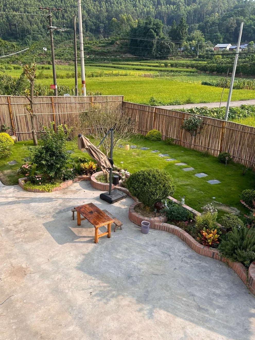 一方宁静的农家小院,竹篱环绕,自成天地