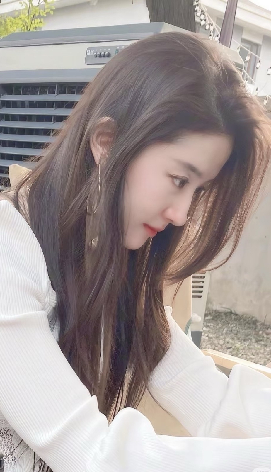 精致的侧脸线条,在光影中更显立体,一抹淡红的唇色为这份素雅添了几分