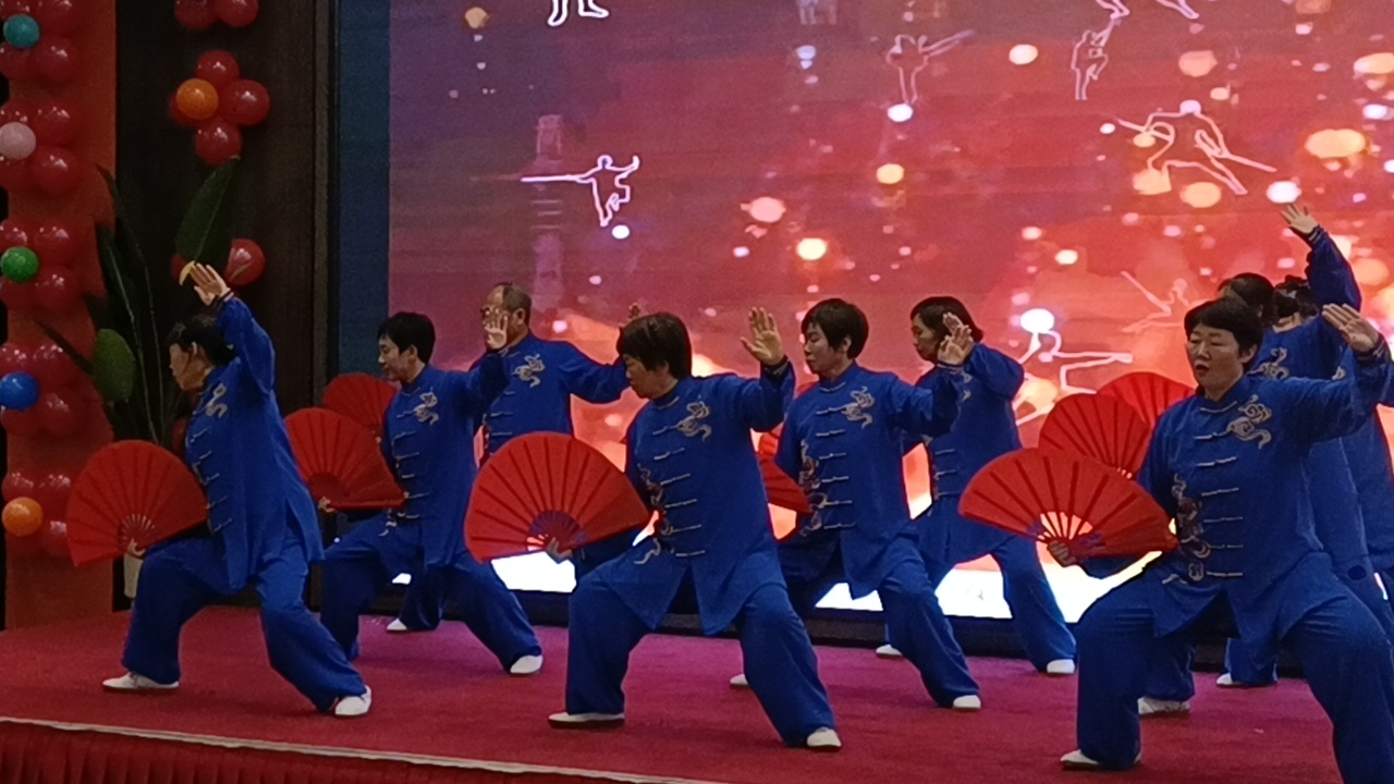 养生太极拳第一套集体表演(太极养生拳第一套视频及解说)