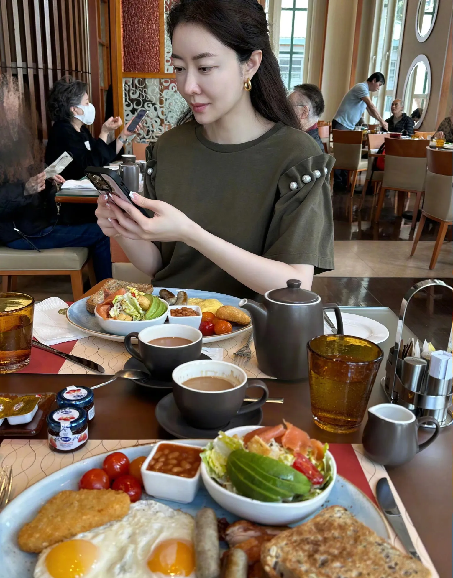 看起来没有美颜,皮肤真好好,白的发光,看来美女胃口也不小,吃得不少啊