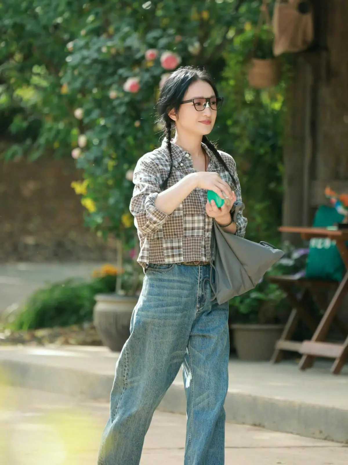 50 的周迅现身,格子衬衫配阔腿牛仔裤,踩黑色凉鞋,戴黑框眼镜,浑身