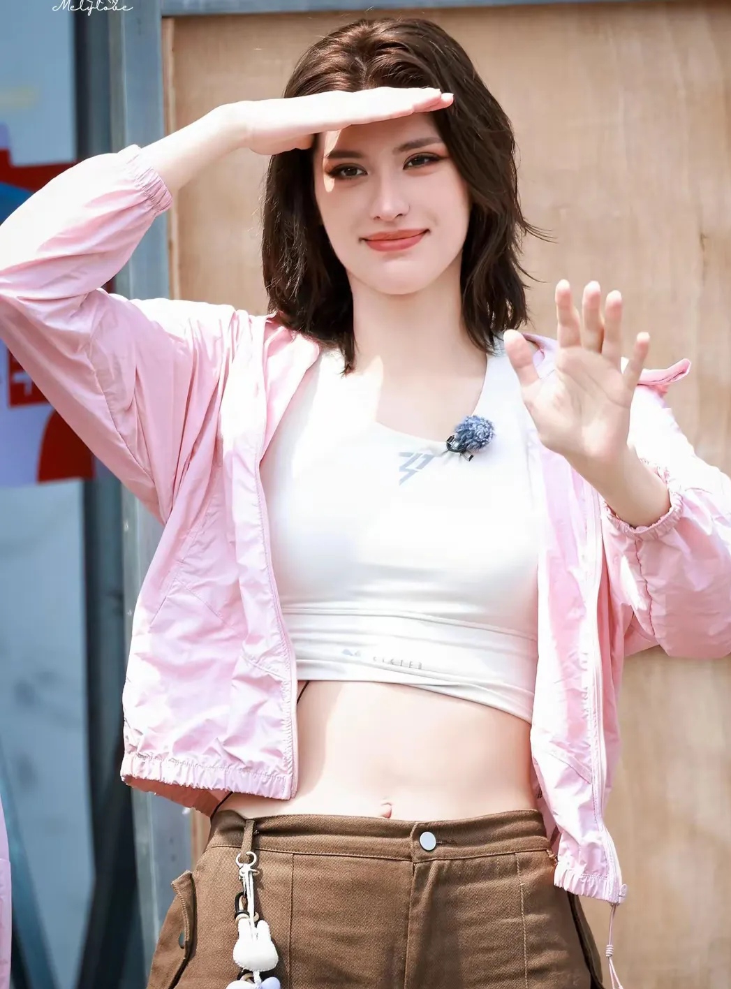 她短发利落,五官立体,酷飒中透着可爱,十分养眼.#动态连更挑战