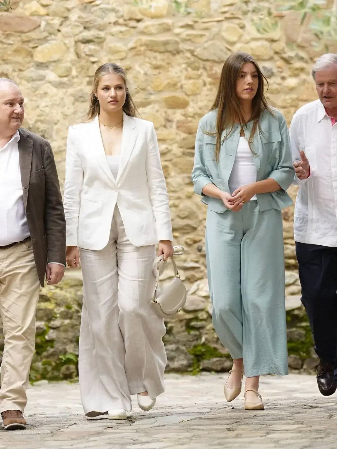 当地时间7月24日,赫罗纳公主奖次日,西班牙王室姐妹莱昂诺尔与索菲亚