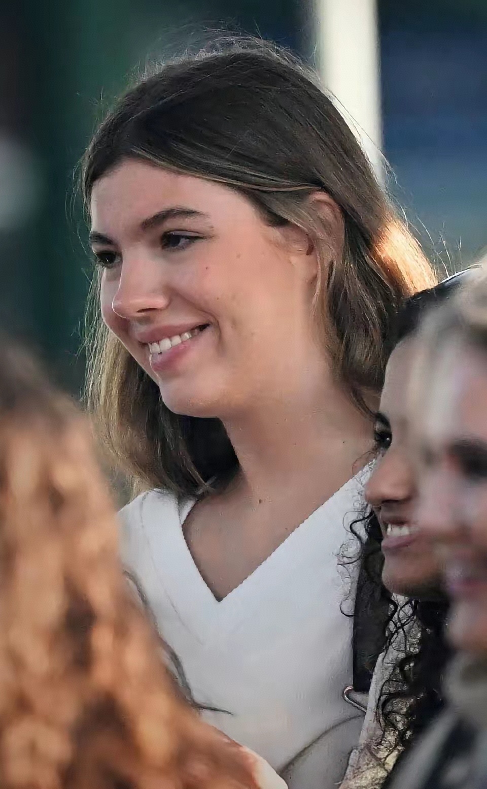 西班牙王室二公主索菲亚开学,身着白色毛衣搭配蓝色阔腿牛仔裤与白色