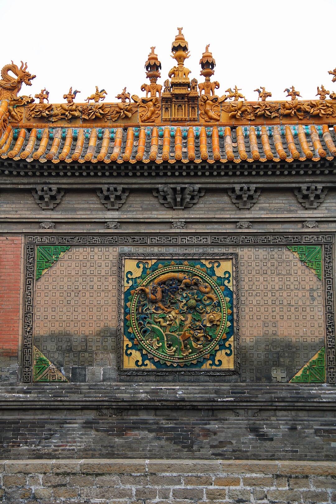 后土庙影壁: 	 麒麟闹八宝,二龙闹海,二龙戏珠和蓬莱仙阁