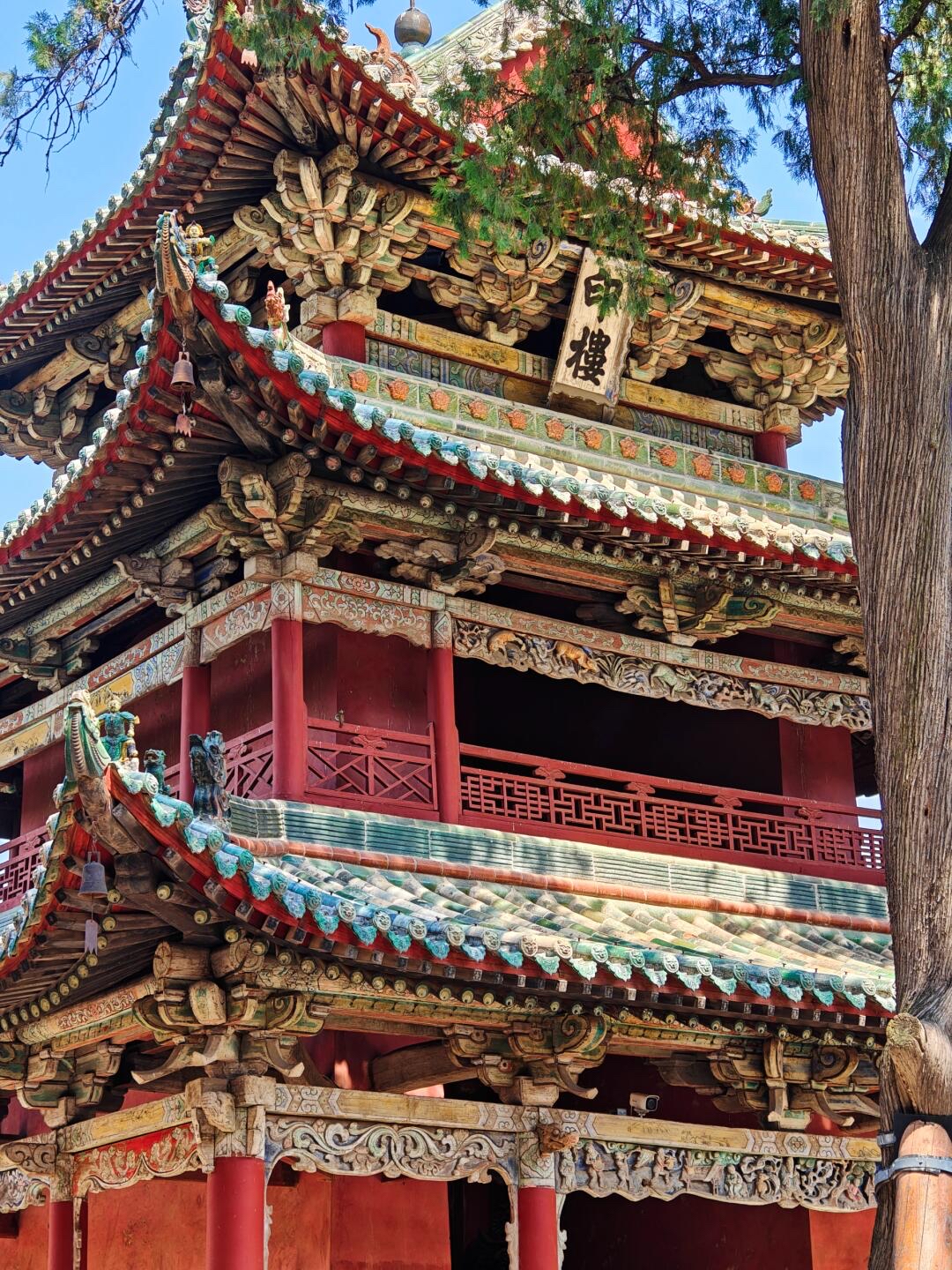 春秋楼又名麟经阁,是关帝庙的精华所在,一楼神龛供奉关公戎装像,上方