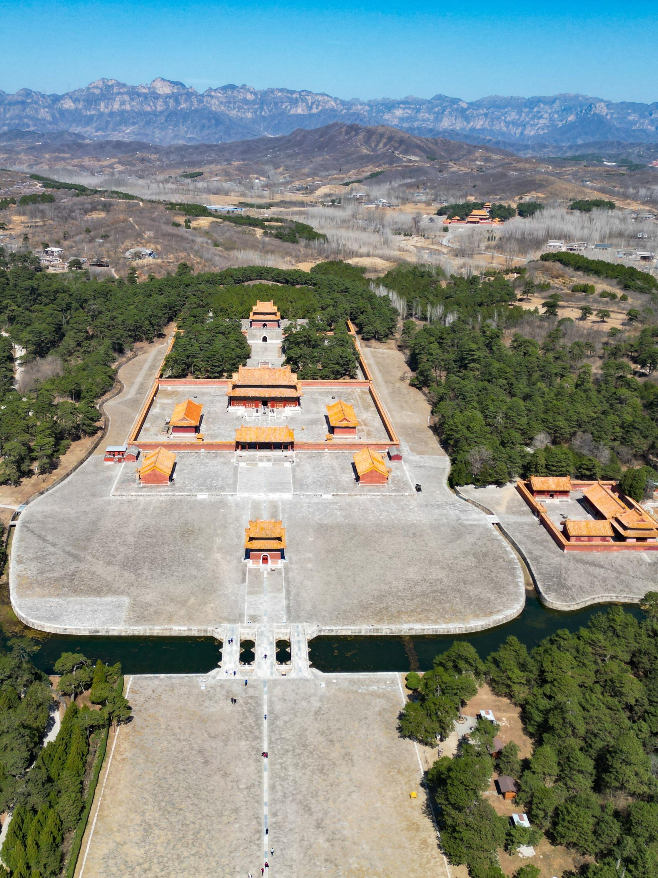 关于泰陵选址,正史与野史说法不一