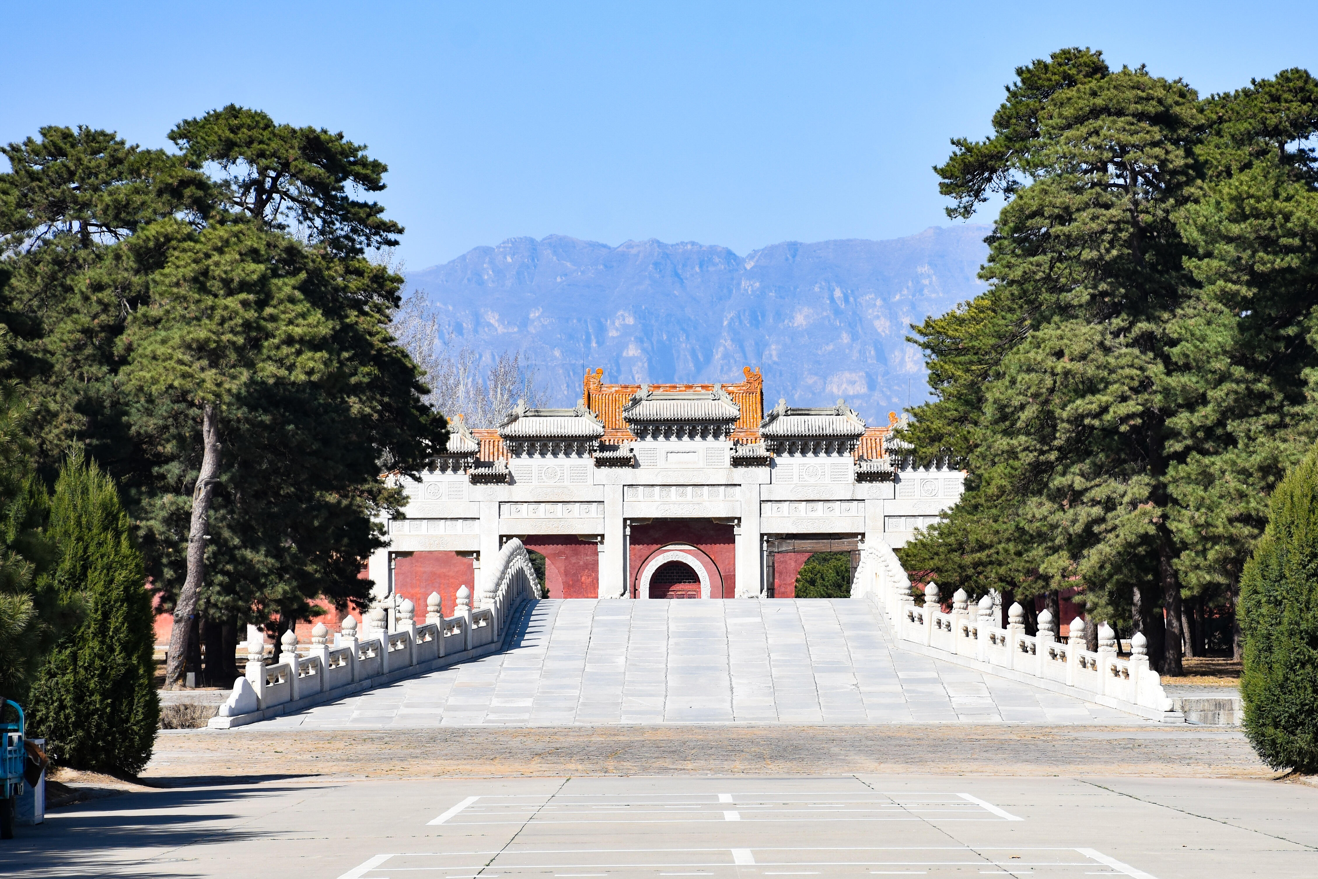 关于泰陵选址,正史与野史说法不一