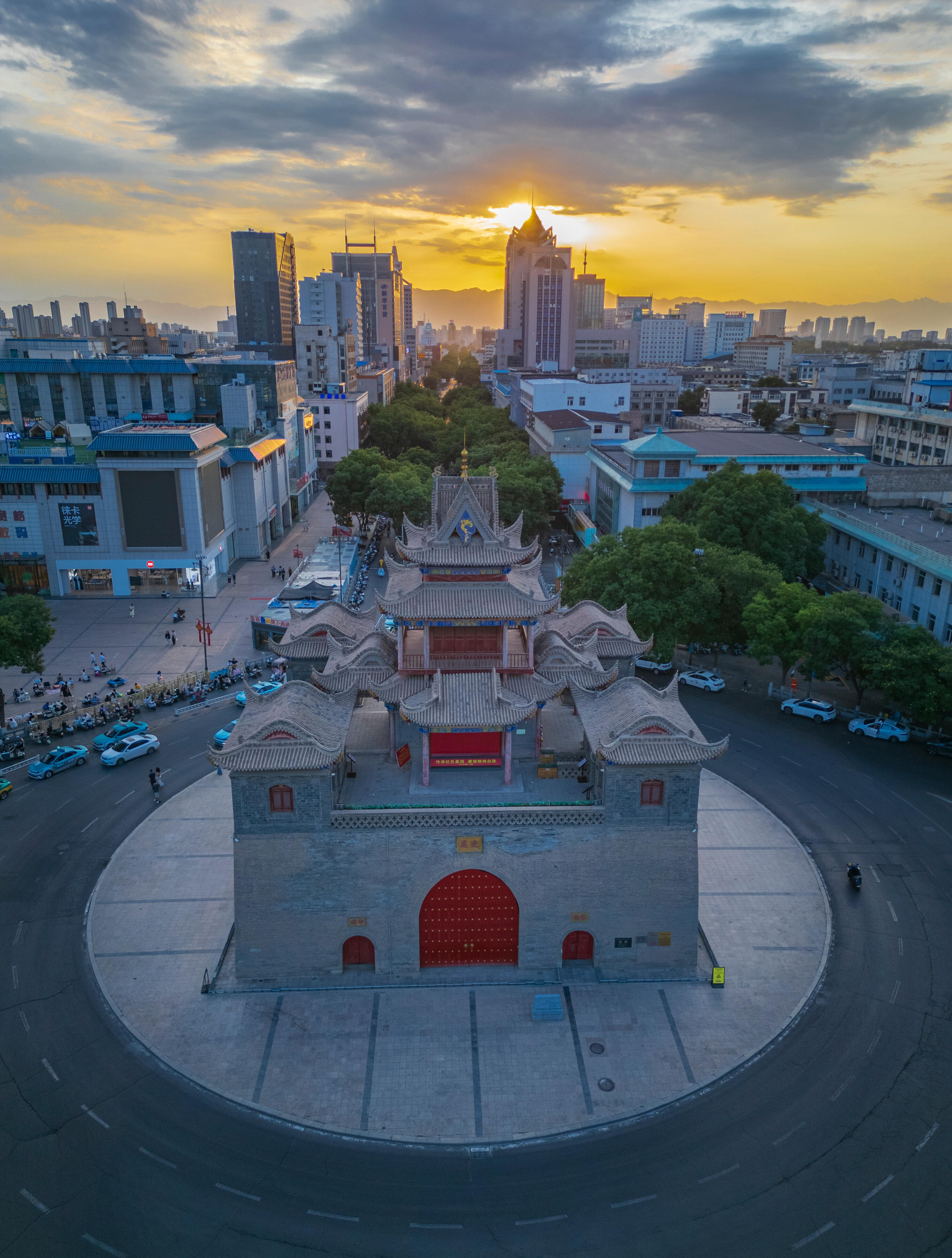 银川鼓楼,这座始建于清道光元年(1821 年)的建筑,由宁夏知府赵宜喧