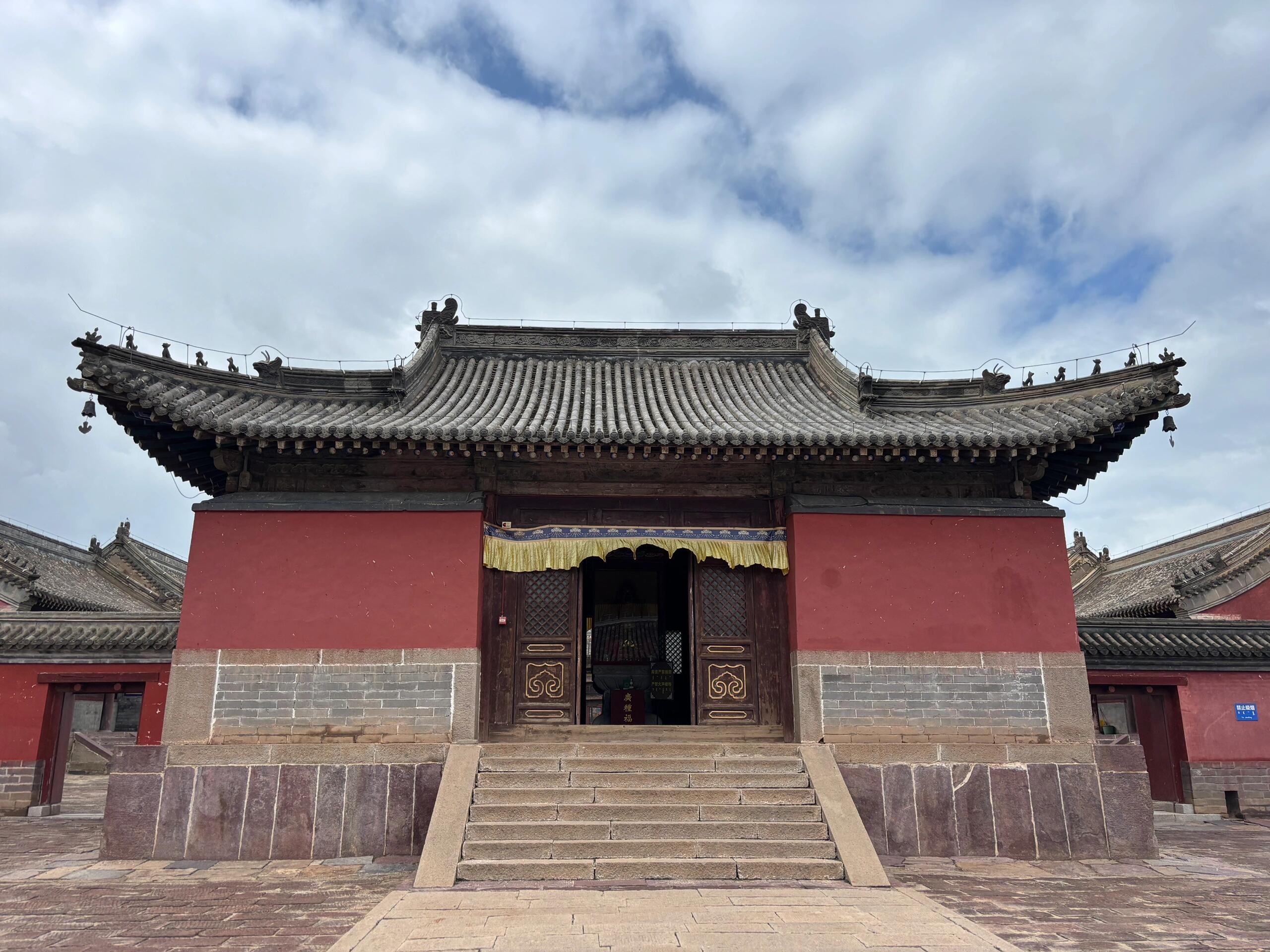 1690年康熙率数十万大军于多伦诺尔以北乌兰布统,击