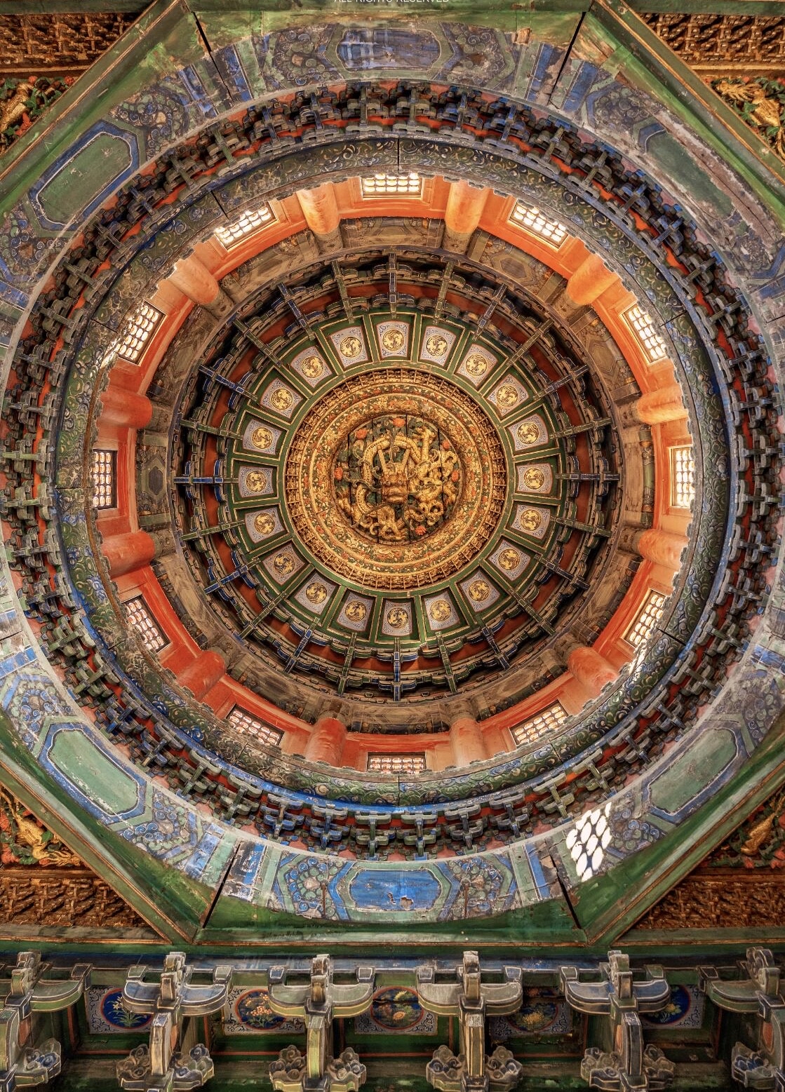 游览故宫时,千万别忘抬头仰望古建筑内部的屋顶,说不定某个惊艳的藻井