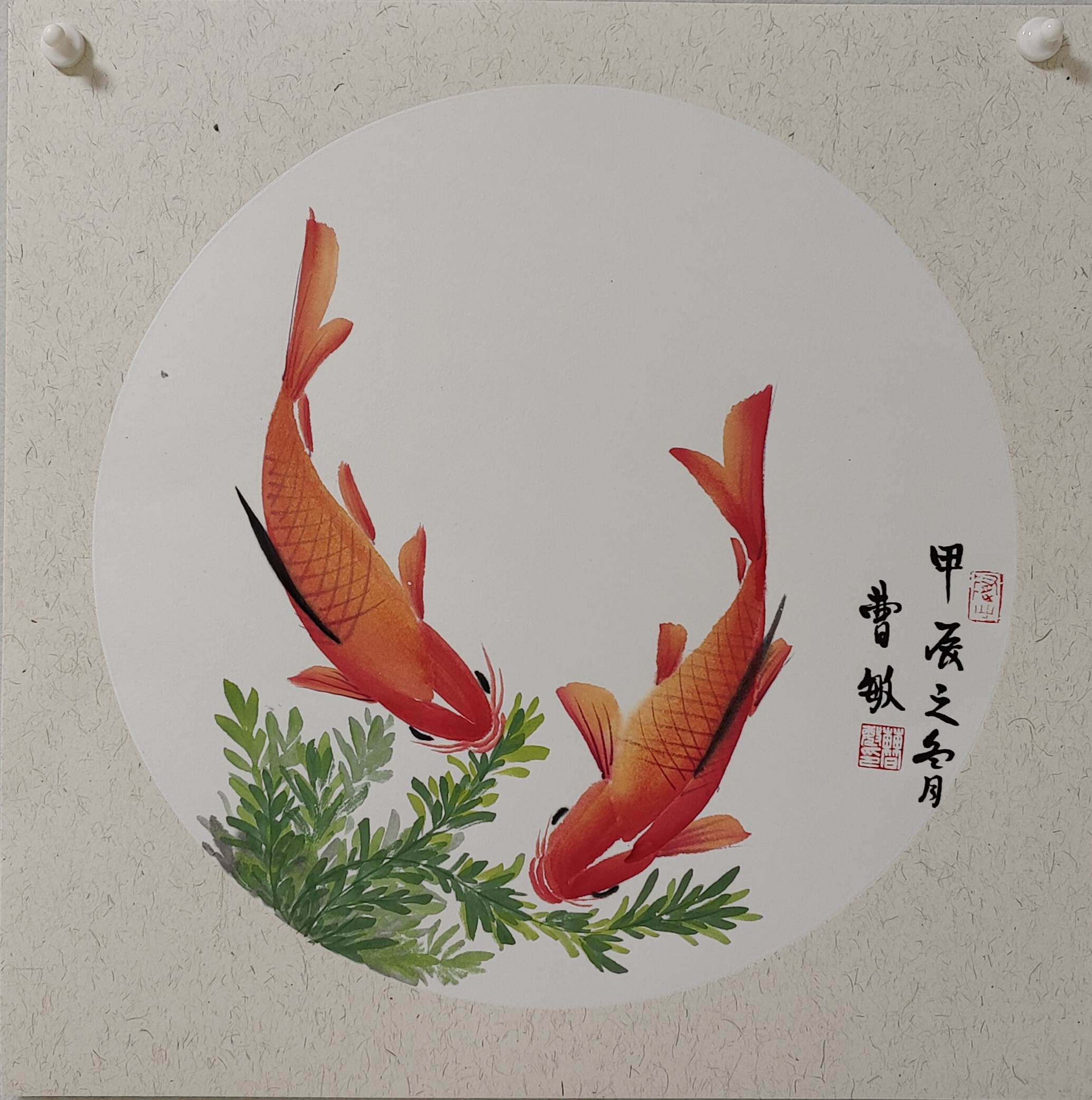 锦鲤组合画法画面布局要有开合呼应关系,用墨要有虚实变化,突出鱼的