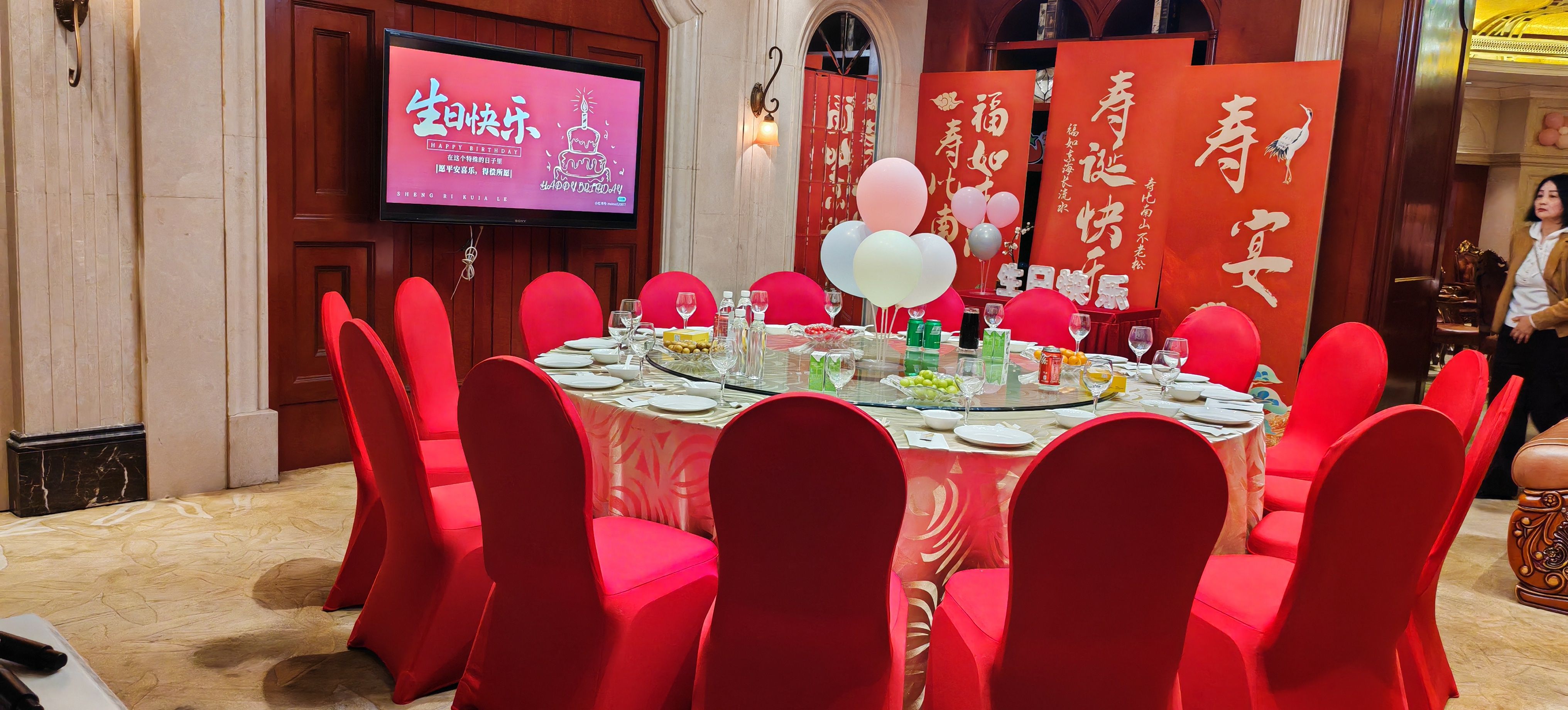 领导一家6位公职人员,女儿结婚要摆30桌,是否构成违规吃喝?