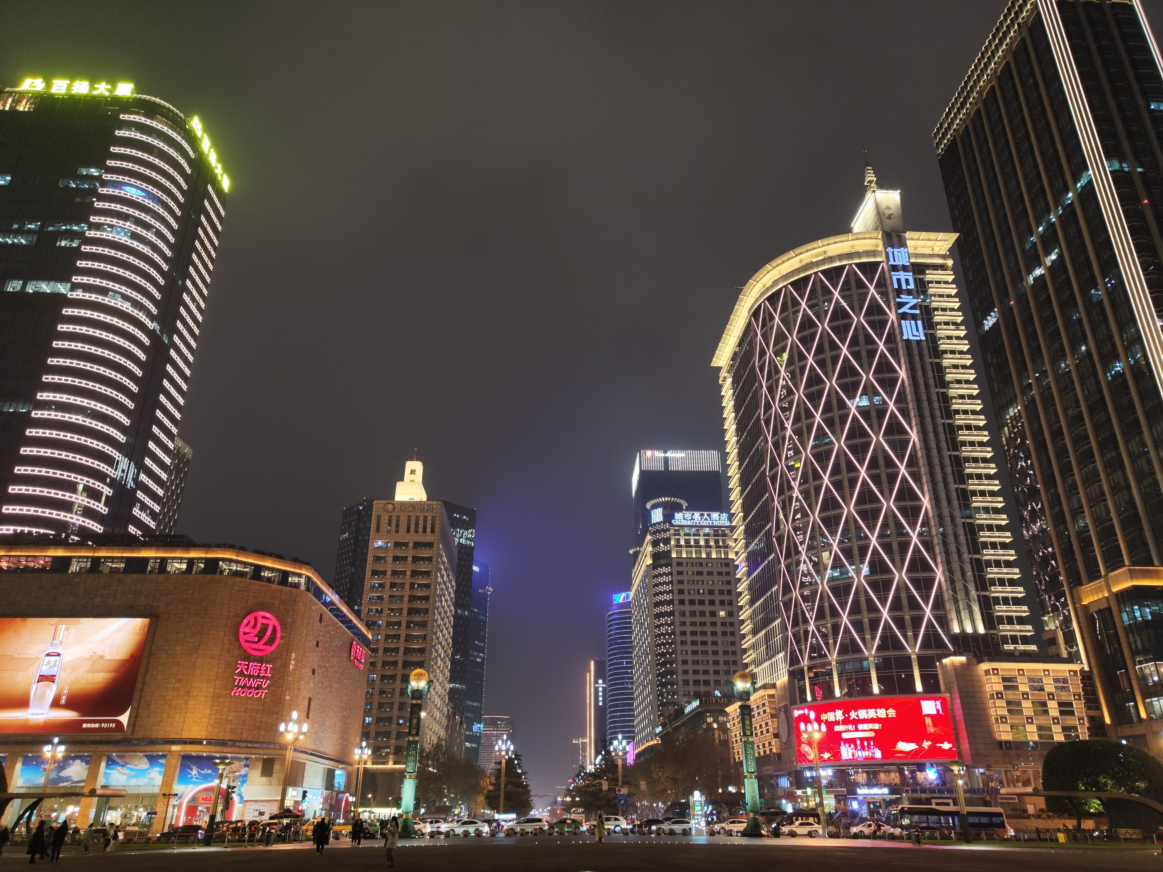 雨中逛了一趟锦里,坐公交回到人民公园时,车刚好停在