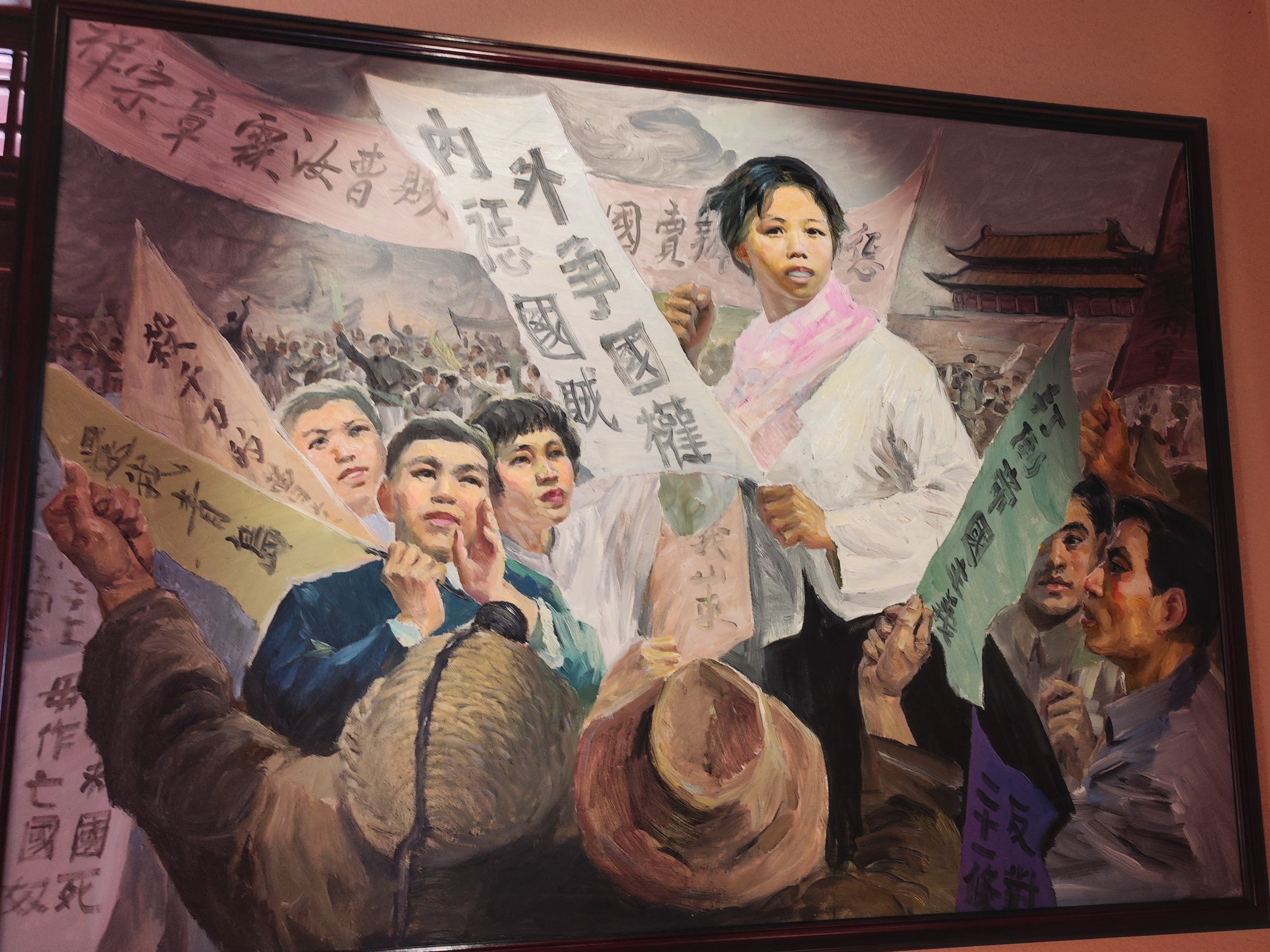 邓颖超纪念馆位于南宁城隍庙对面,为三进两天井合院式