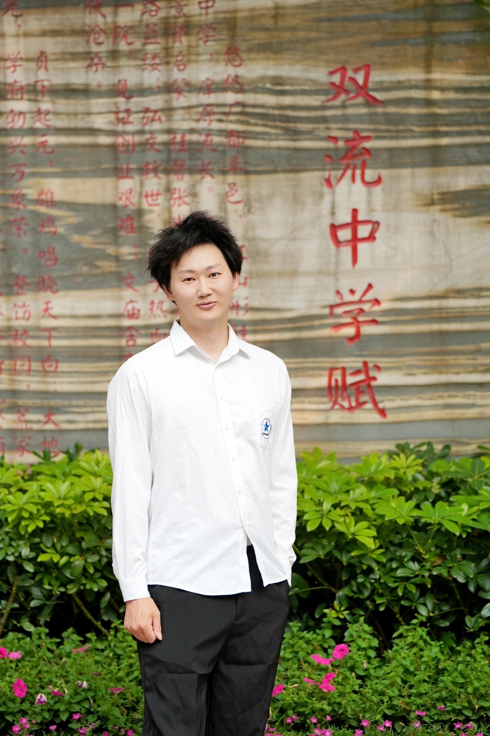 他是四川省双流中学的高中物理教师杨李怡,今年31岁