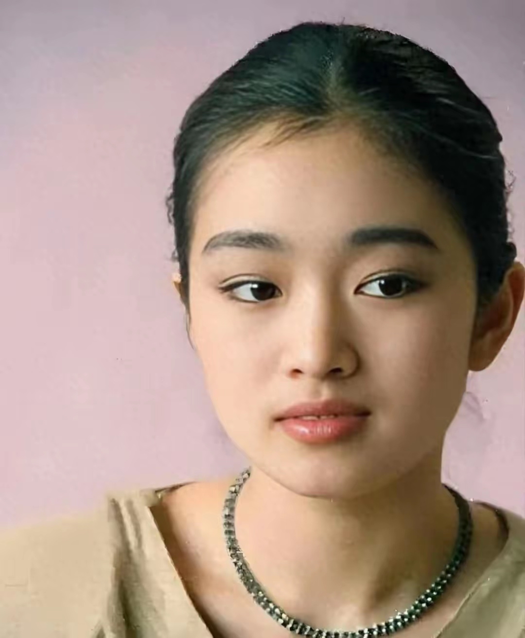 少女时期的巩俐你一定没见过非常漂亮果然是从小美到大